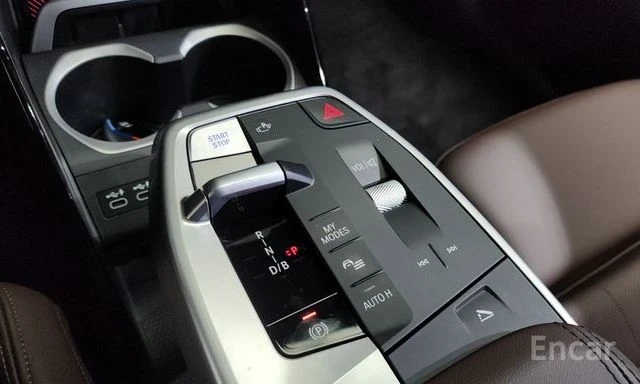 BMW iX1 xDrive 30 M Sport | 360 КАМЕРА| HEAD-UP| ШИБЕДАХ| , снимка 8 - Автомобили и джипове - 54173089