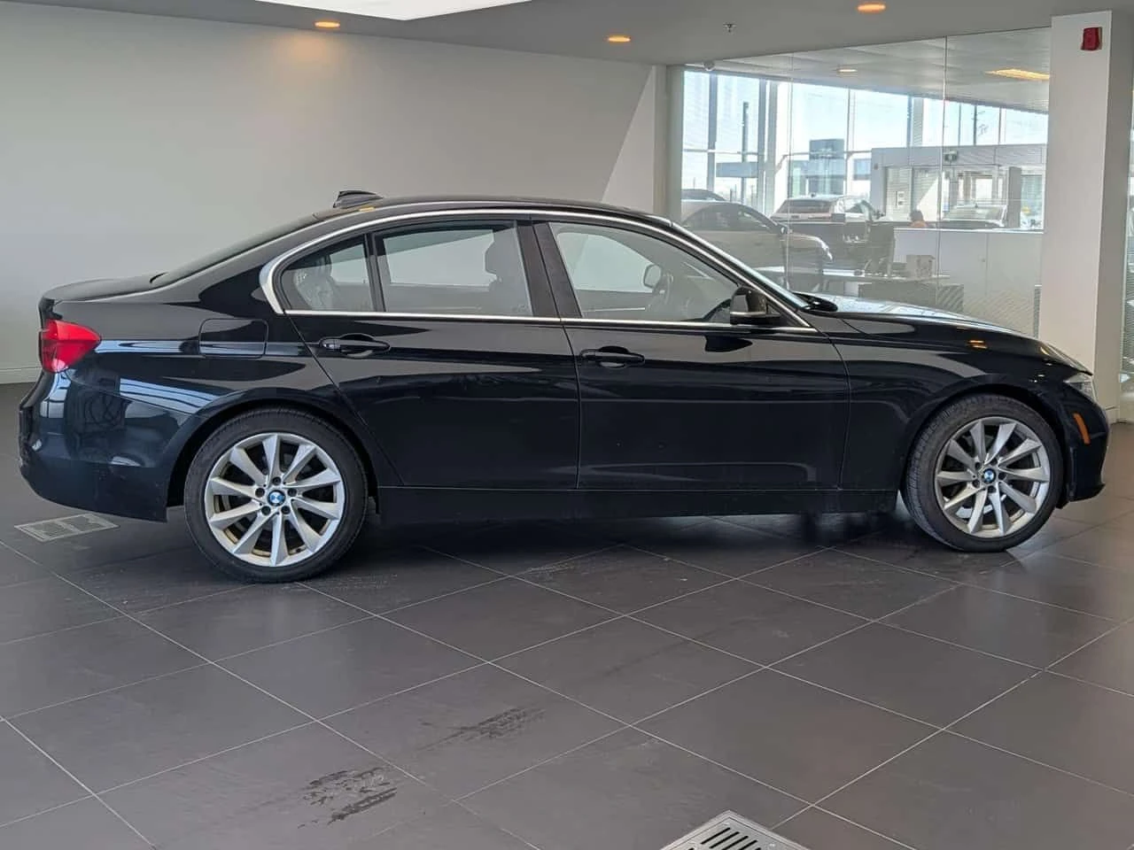 BMW 330 * xDrive | Bucket Seats | Heated Seats | Navi * CA, снимка 2 - Автомобили и джипове - 54965909