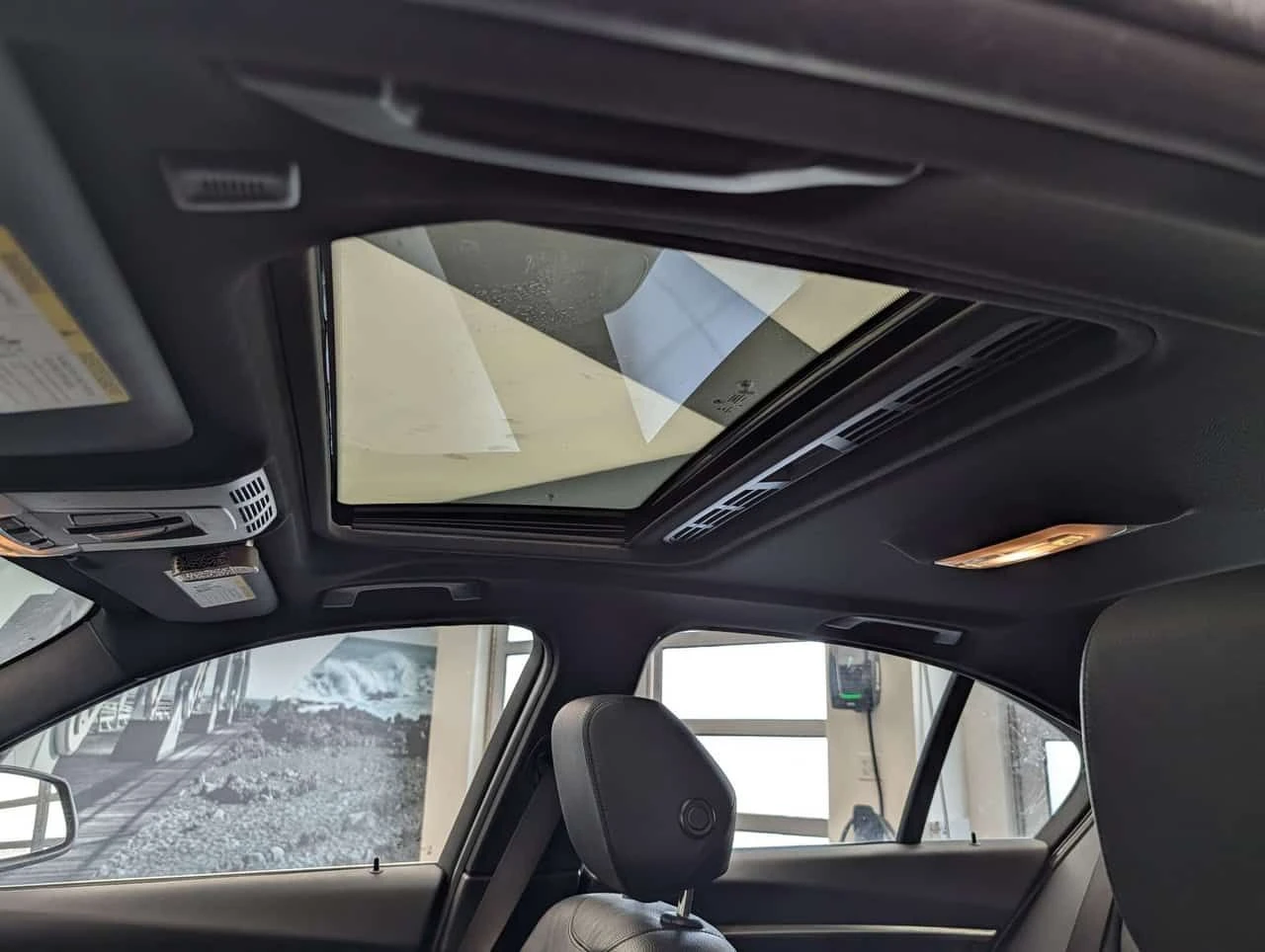 BMW 330 * xDrive | Bucket Seats | Heated Seats | Navi * CA, снимка 12 - Автомобили и джипове - 54965909
