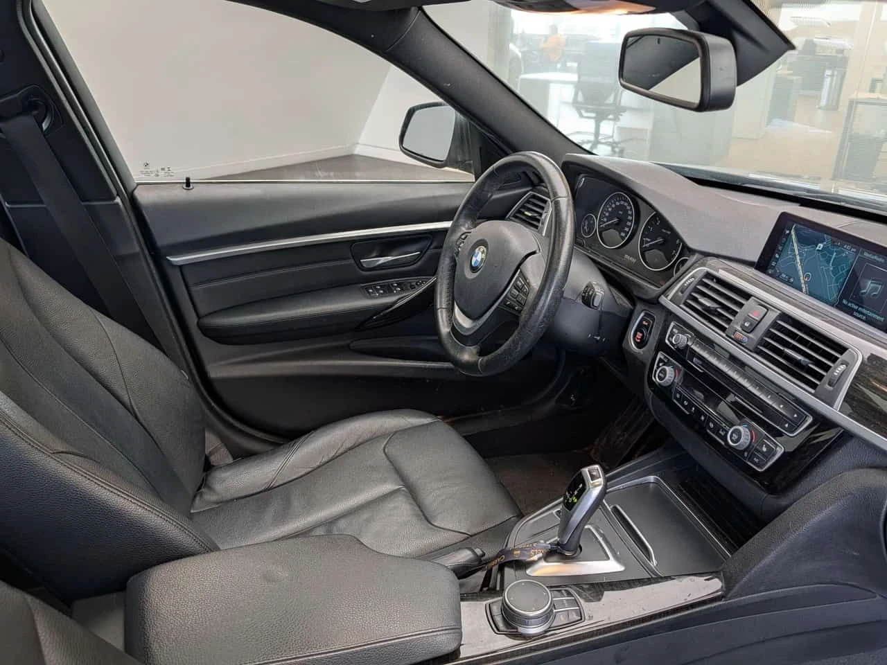BMW 330 * xDrive | Bucket Seats | Heated Seats | Navi * CA, снимка 13 - Автомобили и джипове - 54965909