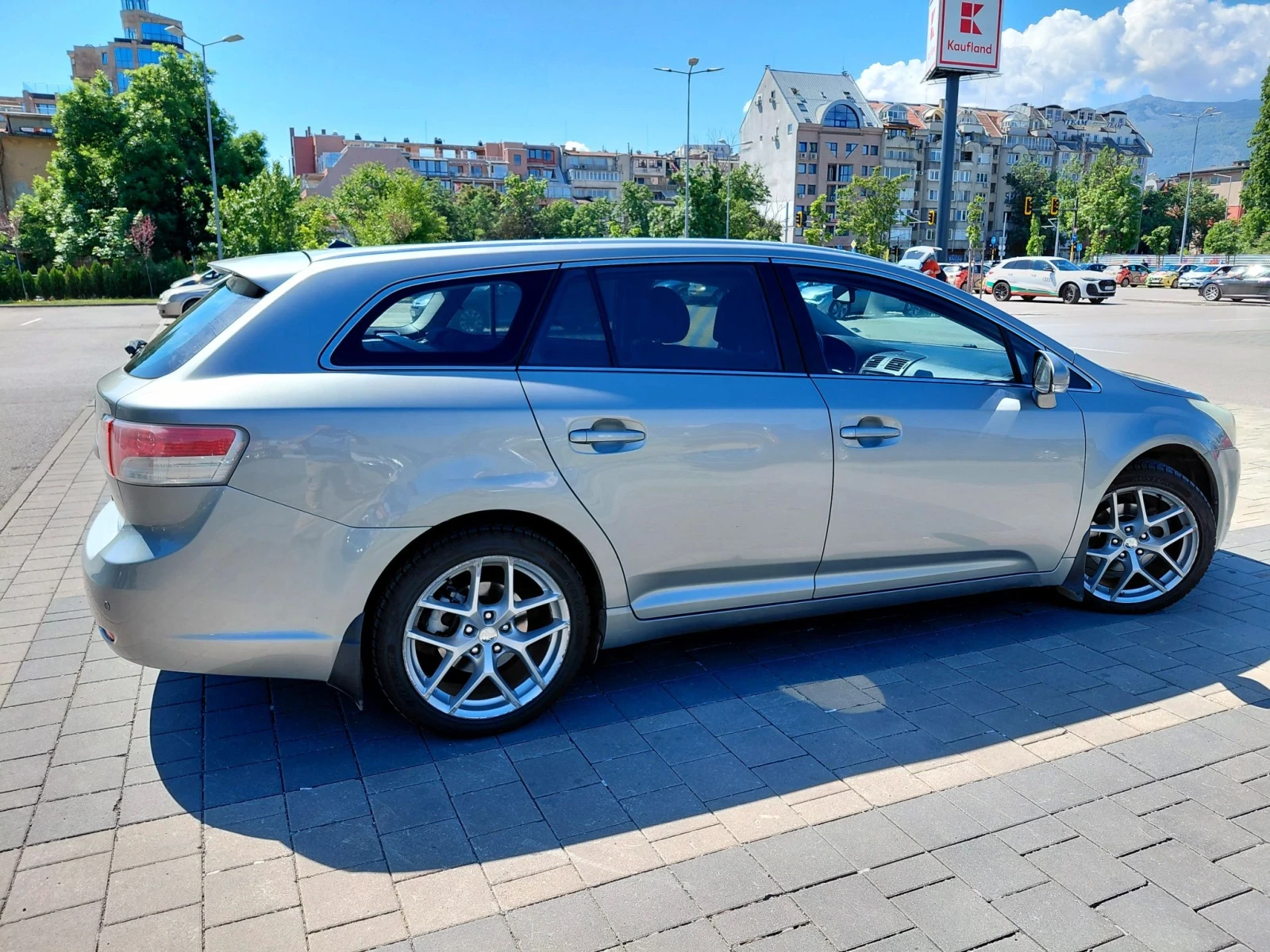 Toyota Avensis 1.8 valvematic Сервизна книжка обслужена, снимка 3 - Автомобили и джипове - 55666777