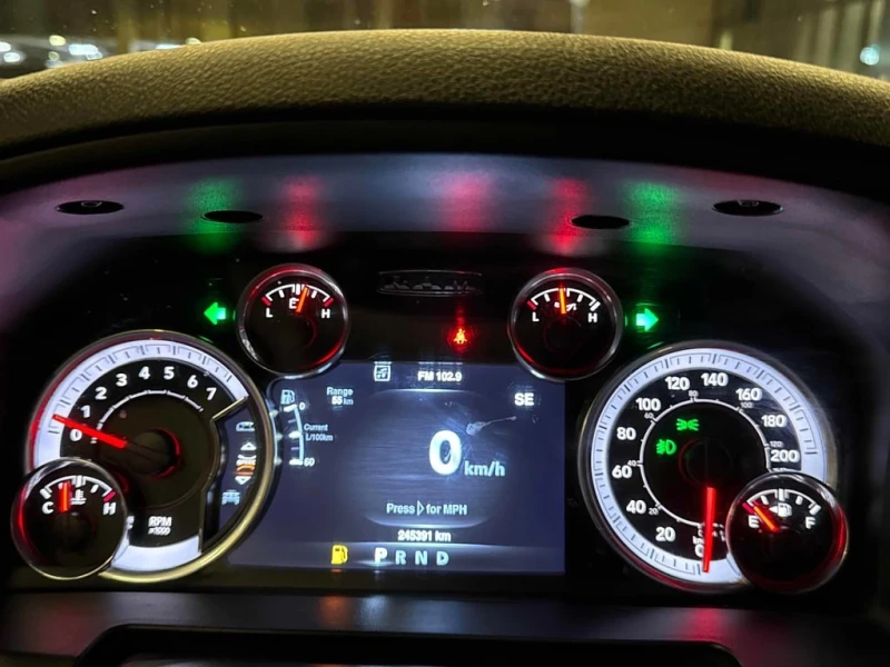 Dodge RAM 1500 * Warlock 4x4 Crew Cab 5&#39;7&#34; Box * CARFAX *, снимка 8 - Автомобили и джипове - 52674336