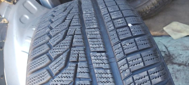 Гуми Зимни 225/45R18, снимка 2 - Гуми и джанти - 30393163