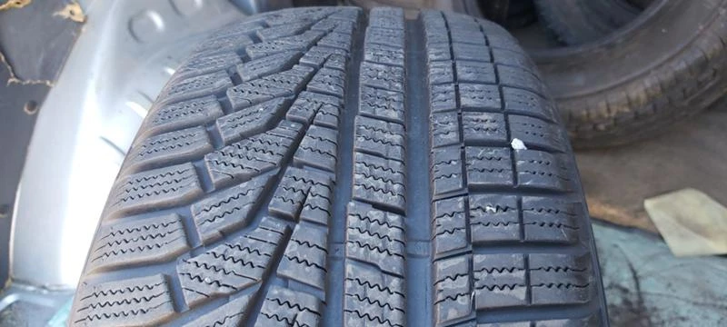 Гуми Зимни 225/45R18, снимка 1 - Гуми и джанти - 30393163