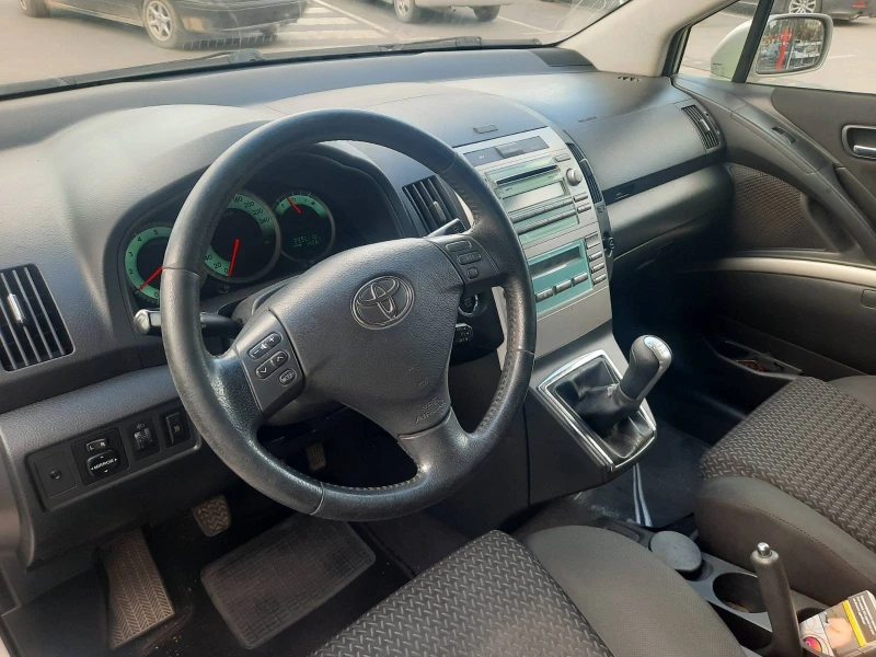 Toyota Corolla verso 2.2 Д4Д, снимка 4 - Автомобили и джипове - 47466221