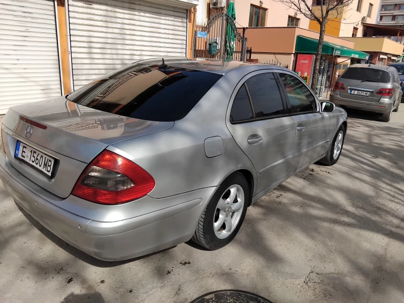 Mercedes-Benz E 220, снимка 5 - Автомобили и джипове - 49509348