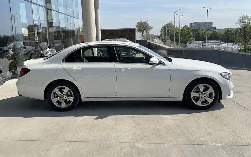 Mercedes-Benz E 200 4MATIC Avantgarde, снимка 3 - Автомобили и джипове - 53151474