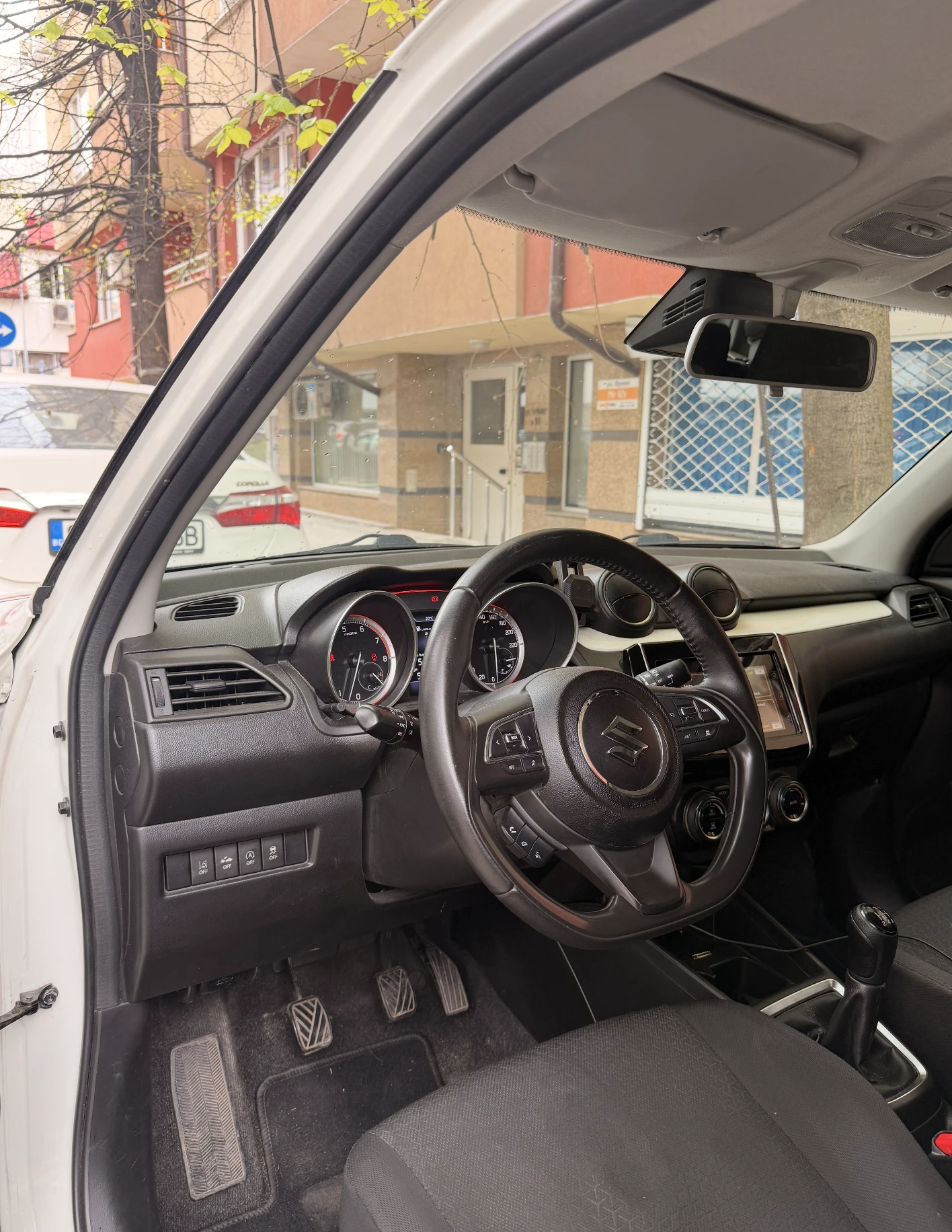 Suzuki Swift GLX Hybrid - изображение 10