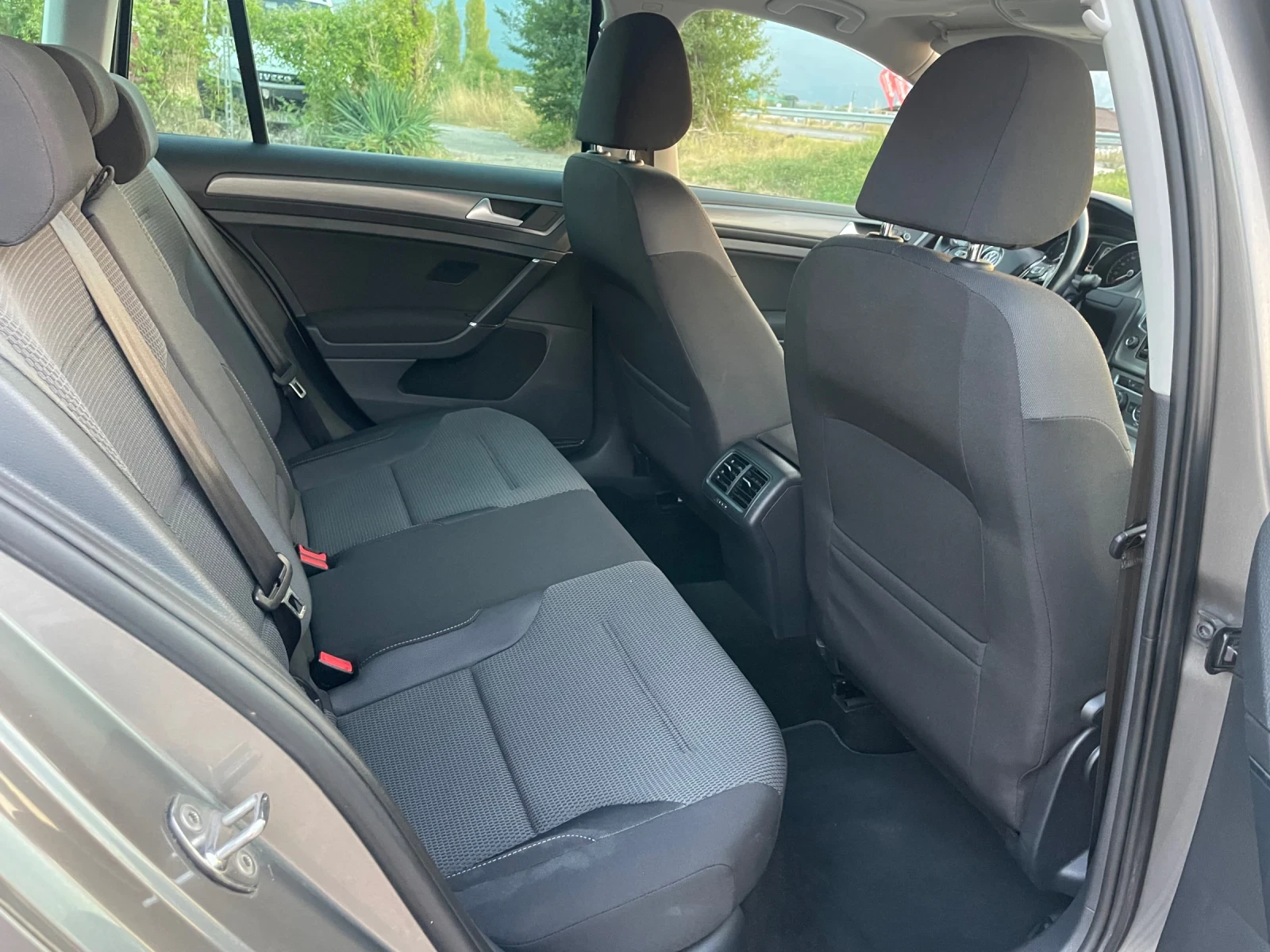 VW Golf 1.6TDI-NAVI-PANO-DSG - изображение 7