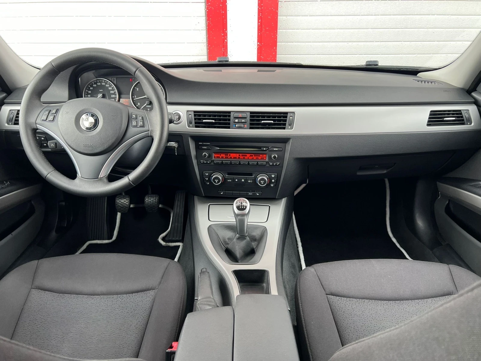 BMW 318 I KLIMATRONIK START STOP 6-СКОРОСТИ ЛИЗИНГ!!!, снимка 14 - Автомобили и джипове - 53756417