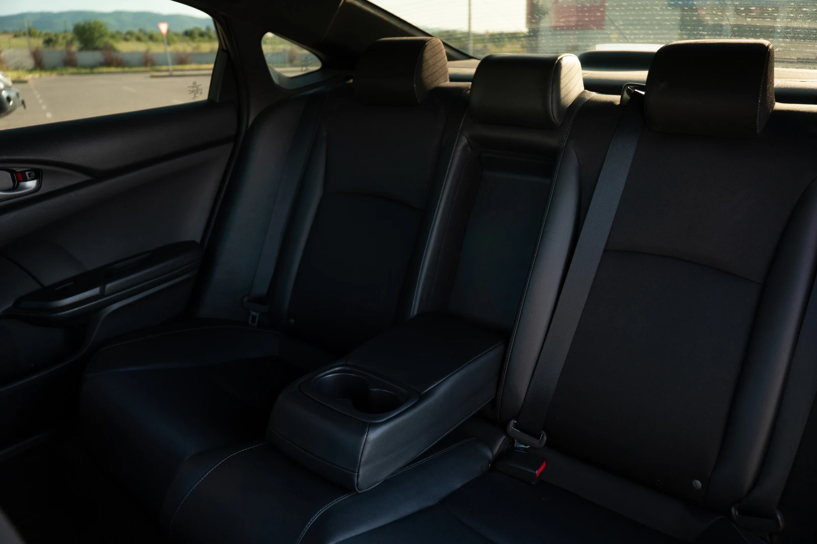 Honda Civic Sport 2.0 Sedan, снимка 8 - Автомобили и джипове - 54743541