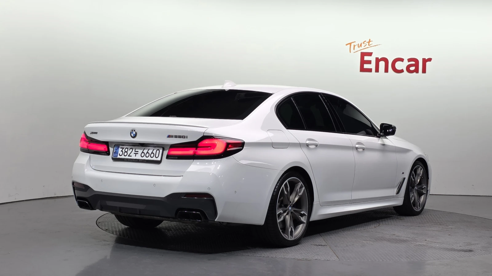 BMW 550 HUD* BLIND SPOT* ЕЛ. БАГАЖНИК* 360* КРАЙНА ЦЕНА, снимка 2 - Автомобили и джипове - 55435471