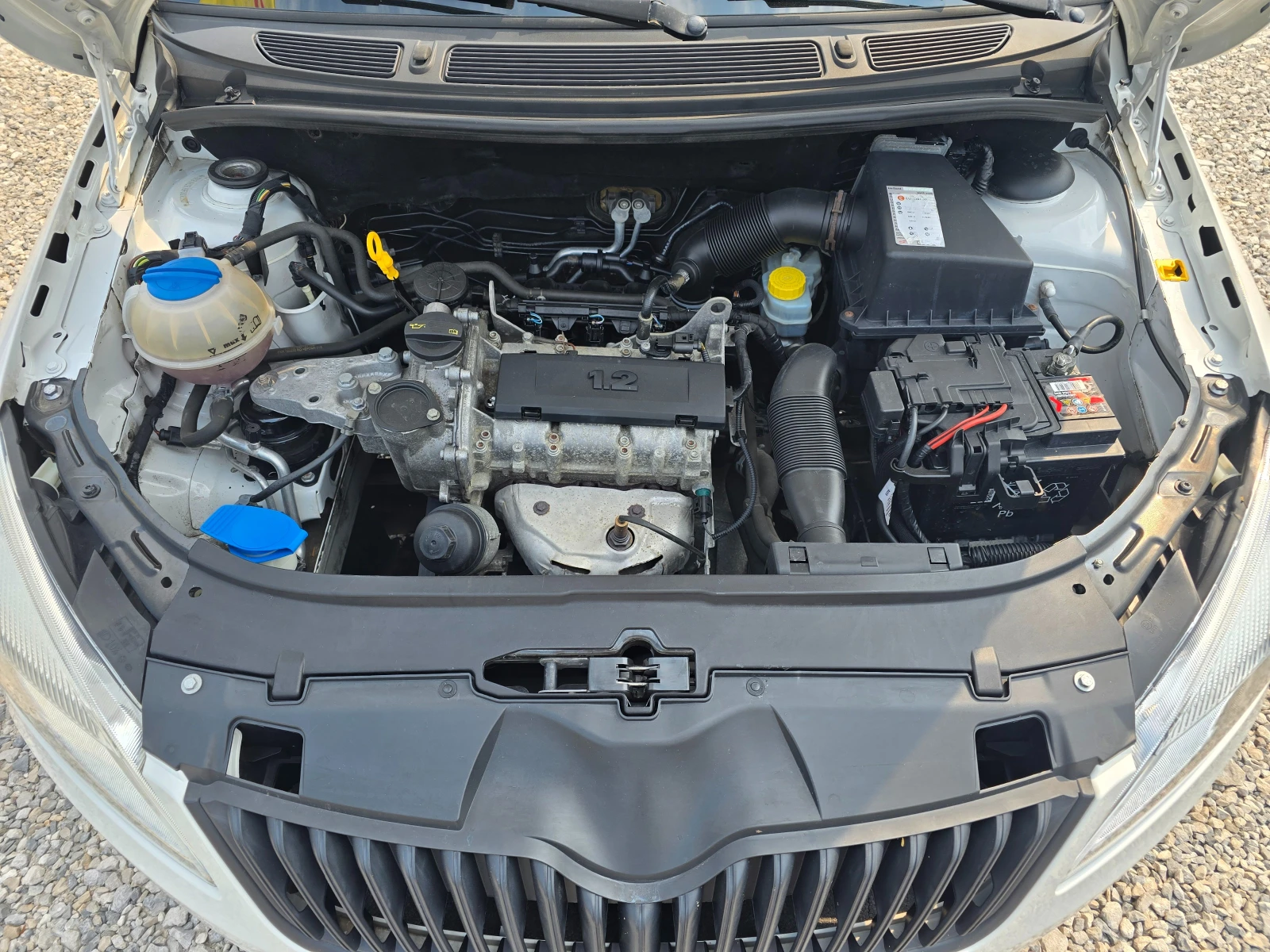 Skoda Fabia 1.2 КЛИМАТИК РЕАЛНИ КИЛОМЕТРИ, снимка 16 - Автомобили и джипове - 56006741