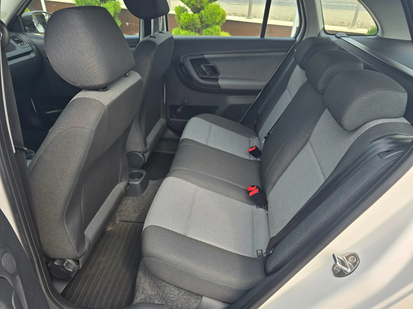 Skoda Fabia 1.2 КЛИМАТИК РЕАЛНИ КИЛОМЕТРИ, снимка 11 - Автомобили и джипове - 56006741