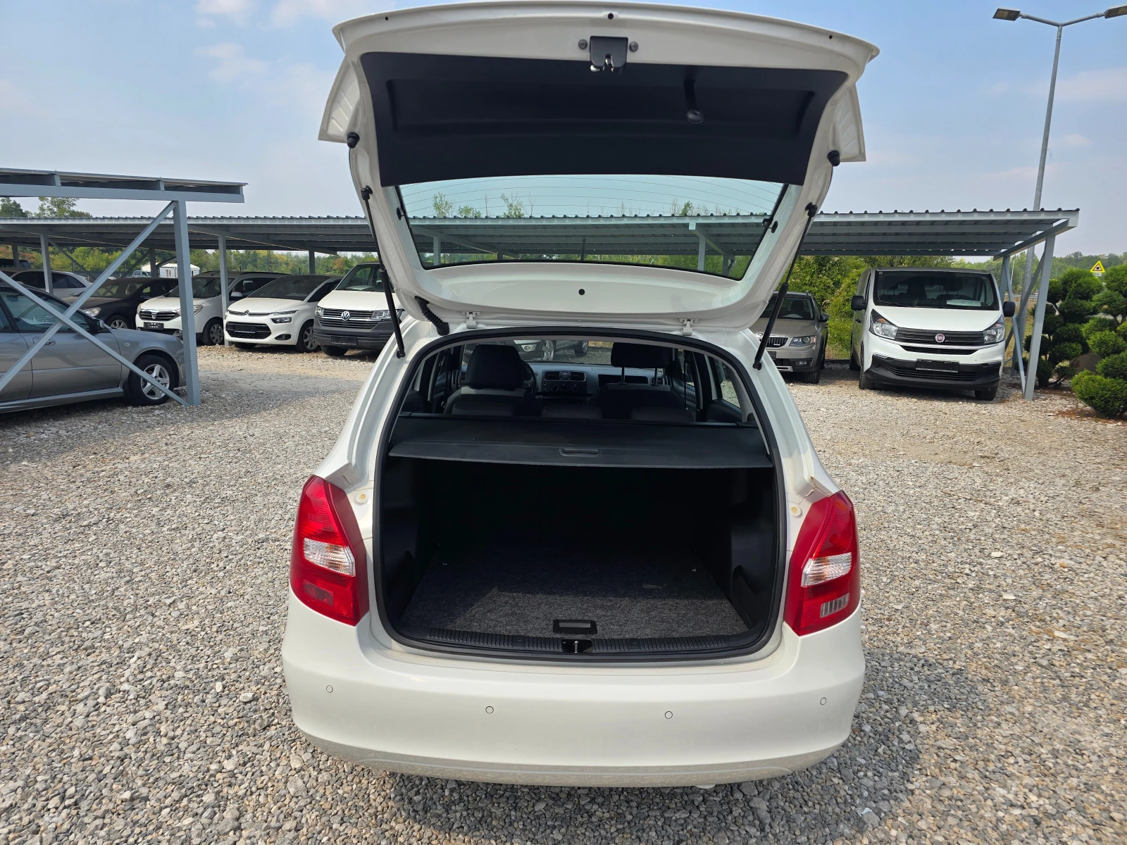Skoda Fabia 1.2 КЛИМАТИК РЕАЛНИ КИЛОМЕТРИ, снимка 15 - Автомобили и джипове - 56006741