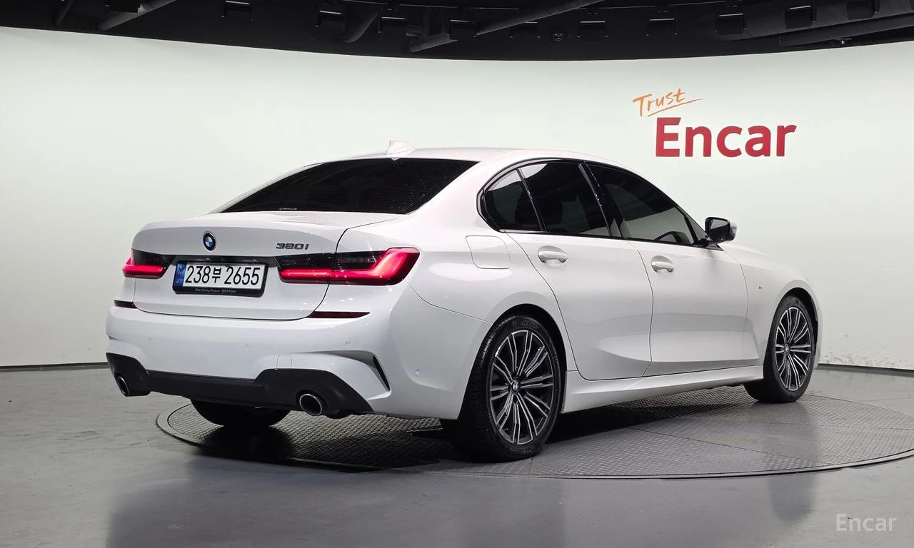 BMW 320 M* SPORT* HARMON* KARDON* ДИСТРОНИК* ХЕДЪП* 360КАМ, снимка 2 - Автомобили и джипове - 56300079