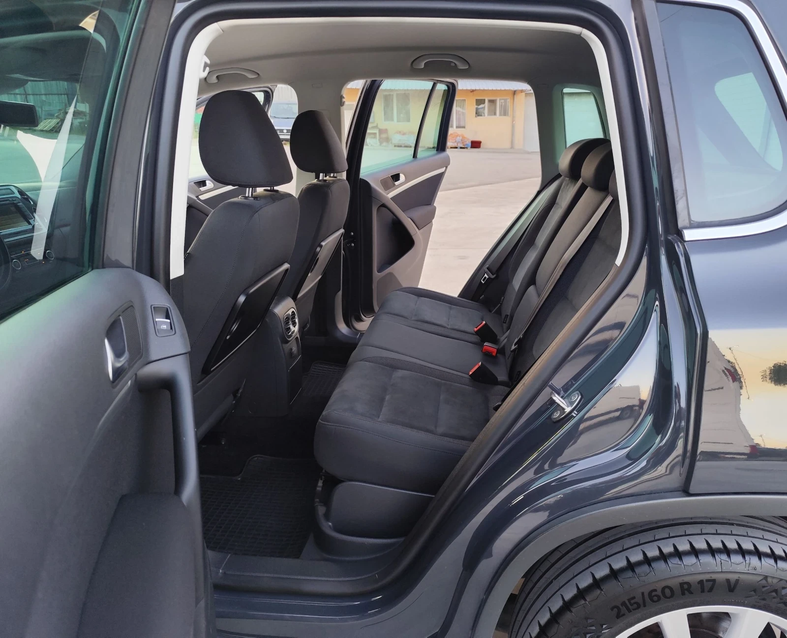 VW Tiguan 2.0TDI-LED-NAVI-BI-XENON-КАМЕРА-F1-ВОЛАН-EURO-6, снимка 11 - Автомобили и джипове - 55301206