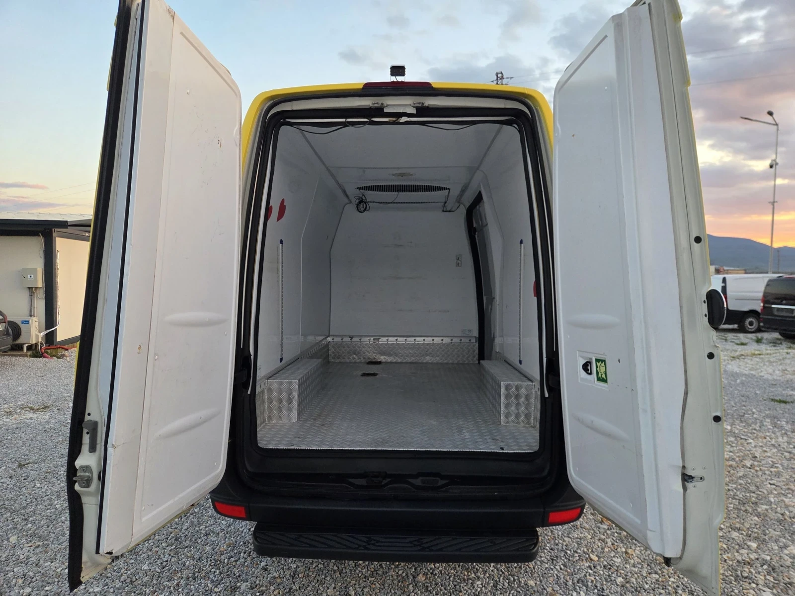 VW Crafter 2.5 TDI, ХЛАДИЛЕН, L2H2, Климатик, снимка 17 - Бусове и автобуси - 54114482