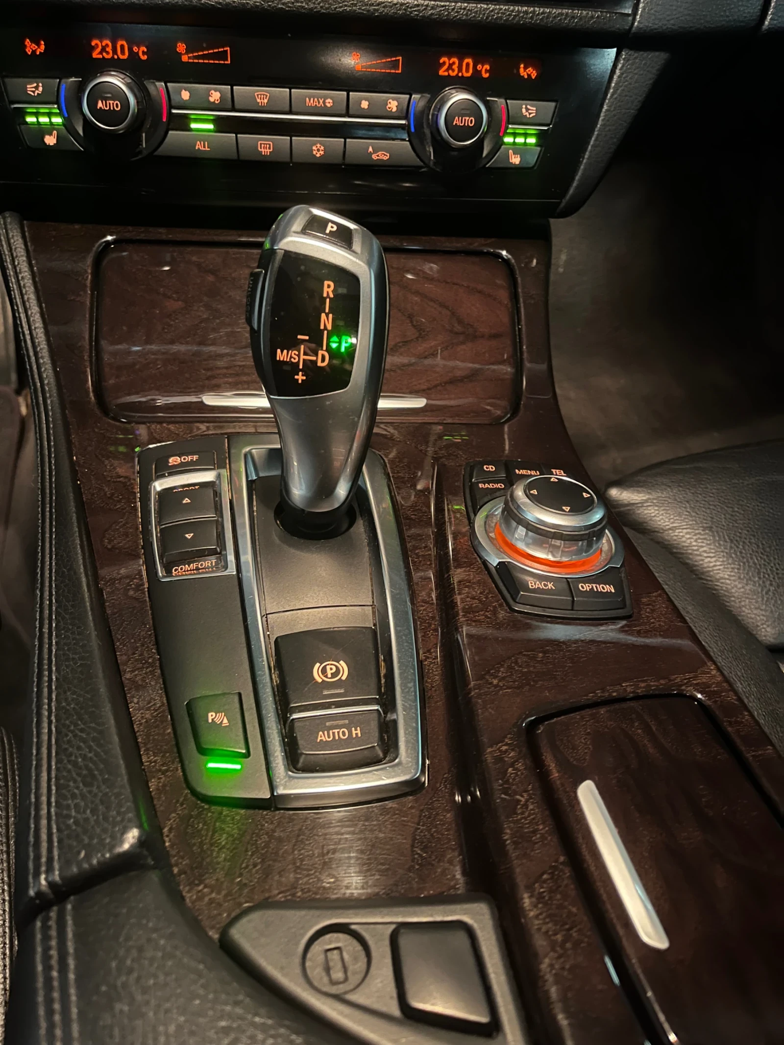 BMW 530 COMFORT/PANO/HEAD-UP/SOFTCLOSE/KEYLESS/DISTRONIC/, снимка 11 - Автомобили и джипове - 53525959