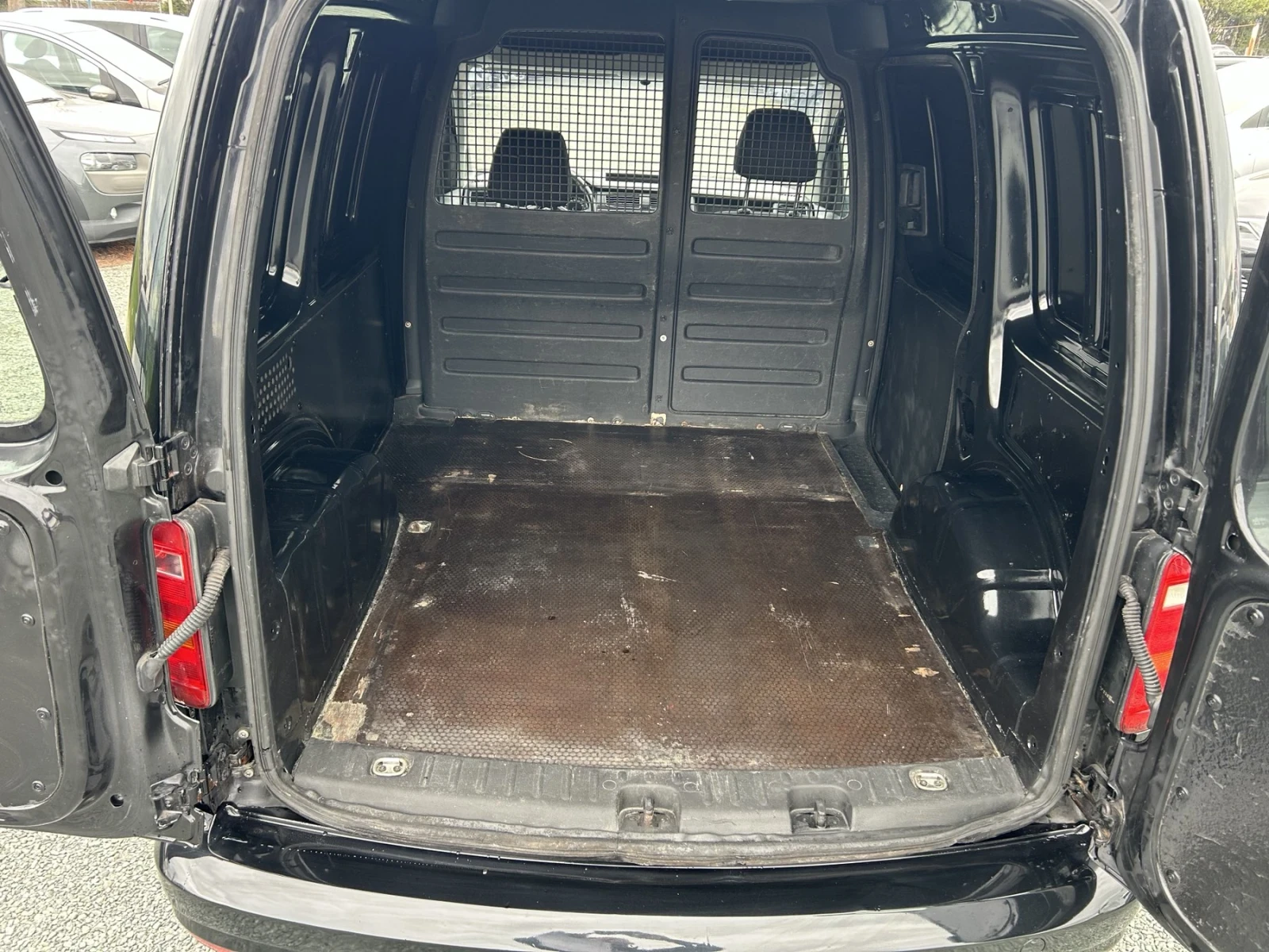 VW Caddy 2.0 нави топ, снимка 14 - Автомобили и джипове - 53906627