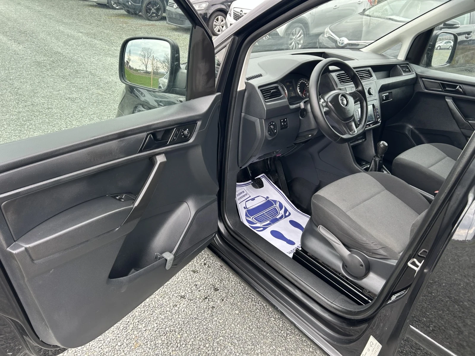 VW Caddy 2.0 нави топ, снимка 13 - Автомобили и джипове - 53906627