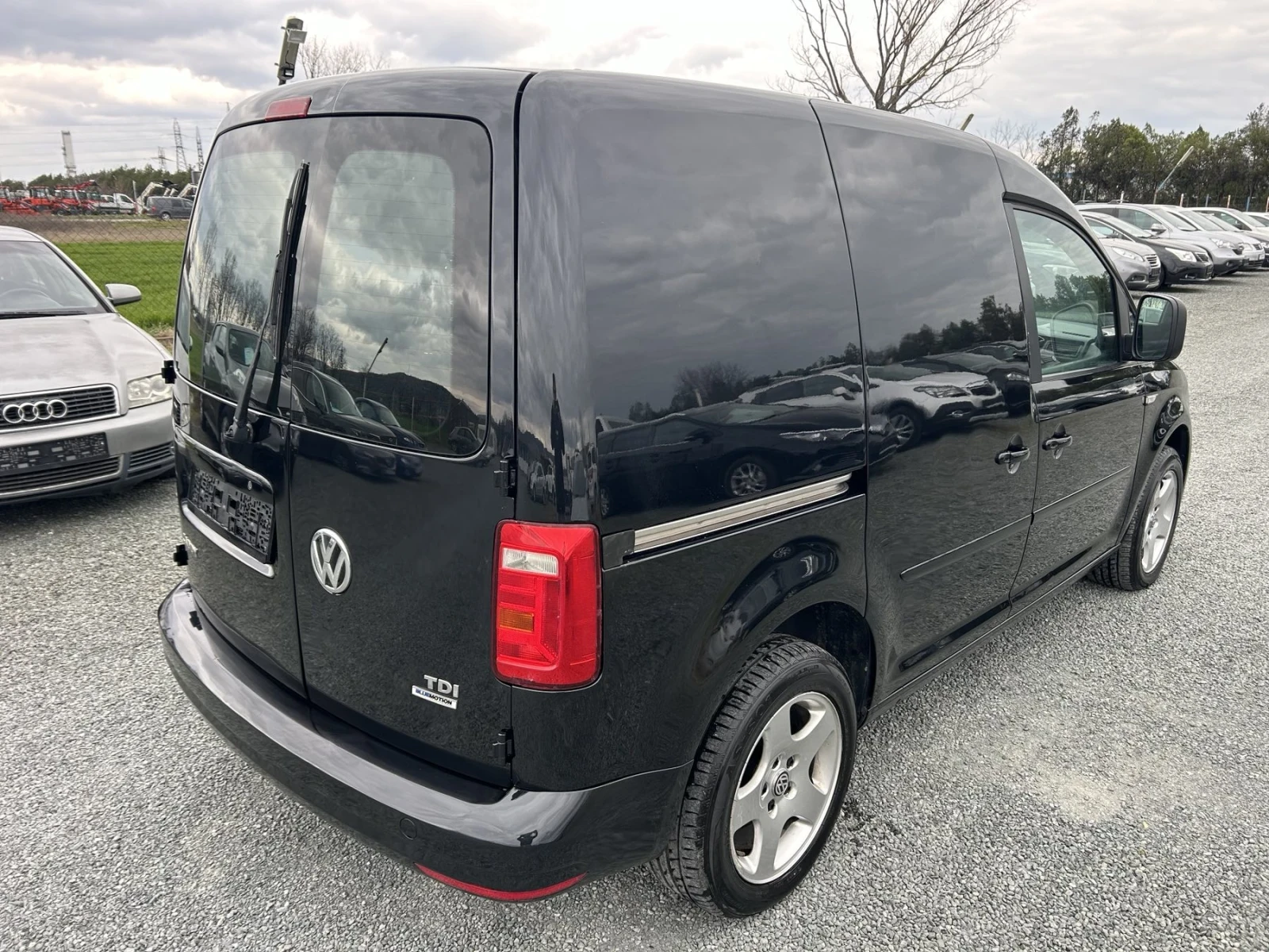 VW Caddy 2.0 нави топ, снимка 5 - Автомобили и джипове - 53906627