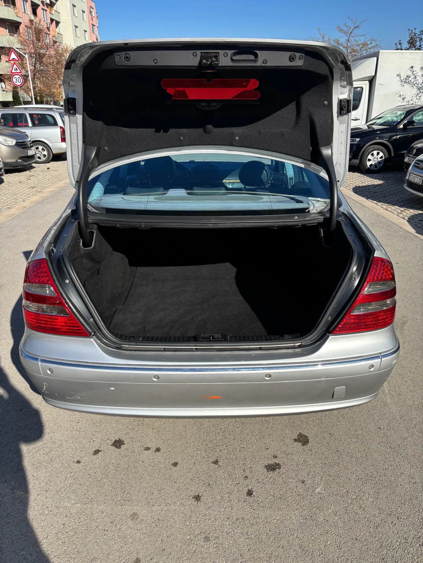 Mercedes-Benz E 320 Avantgarde, снимка 6 - Автомобили и джипове - 56733752