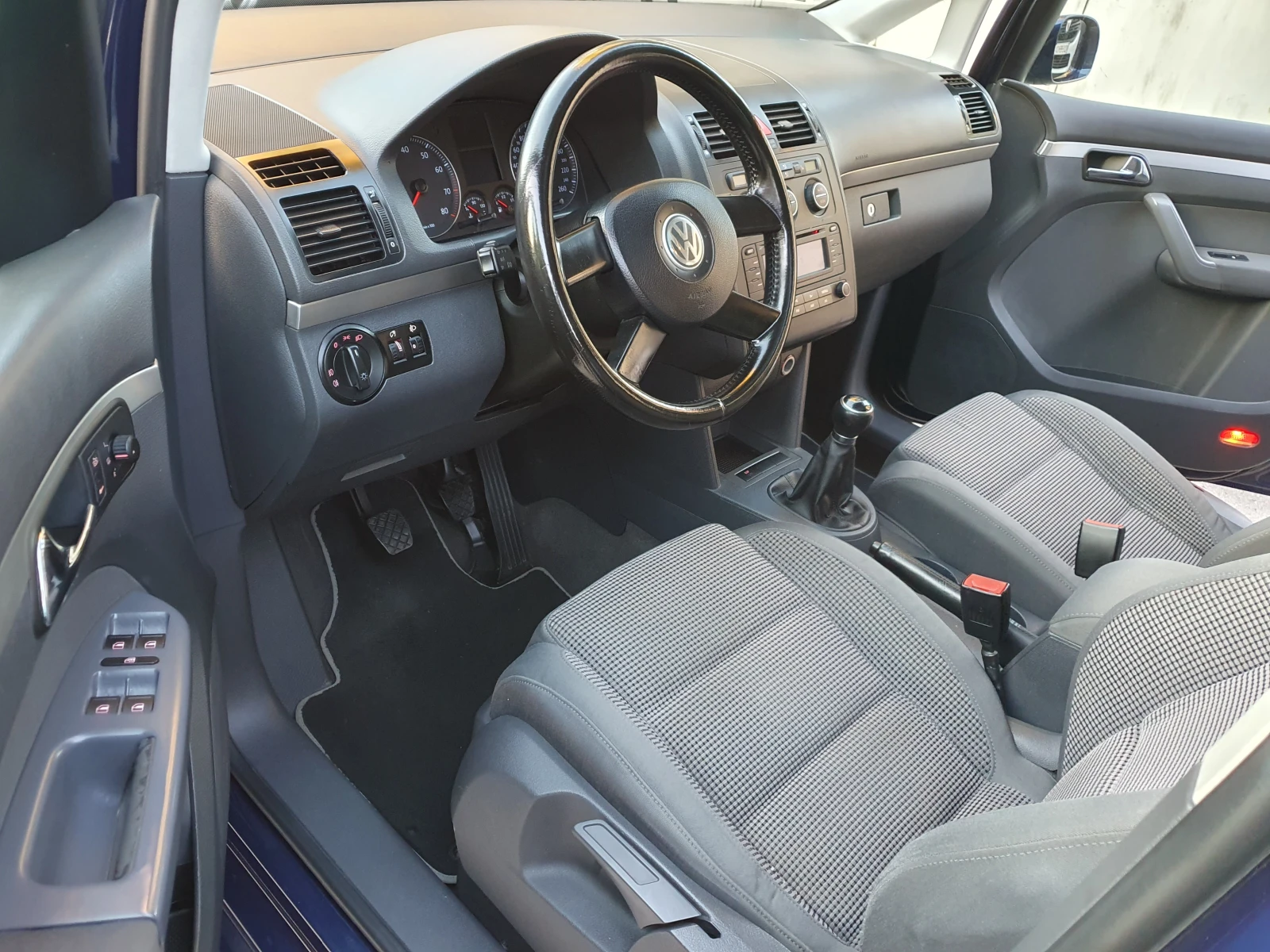 VW Touran 1.6FSI-116K.S., снимка 11 - Автомобили и джипове - 54154049
