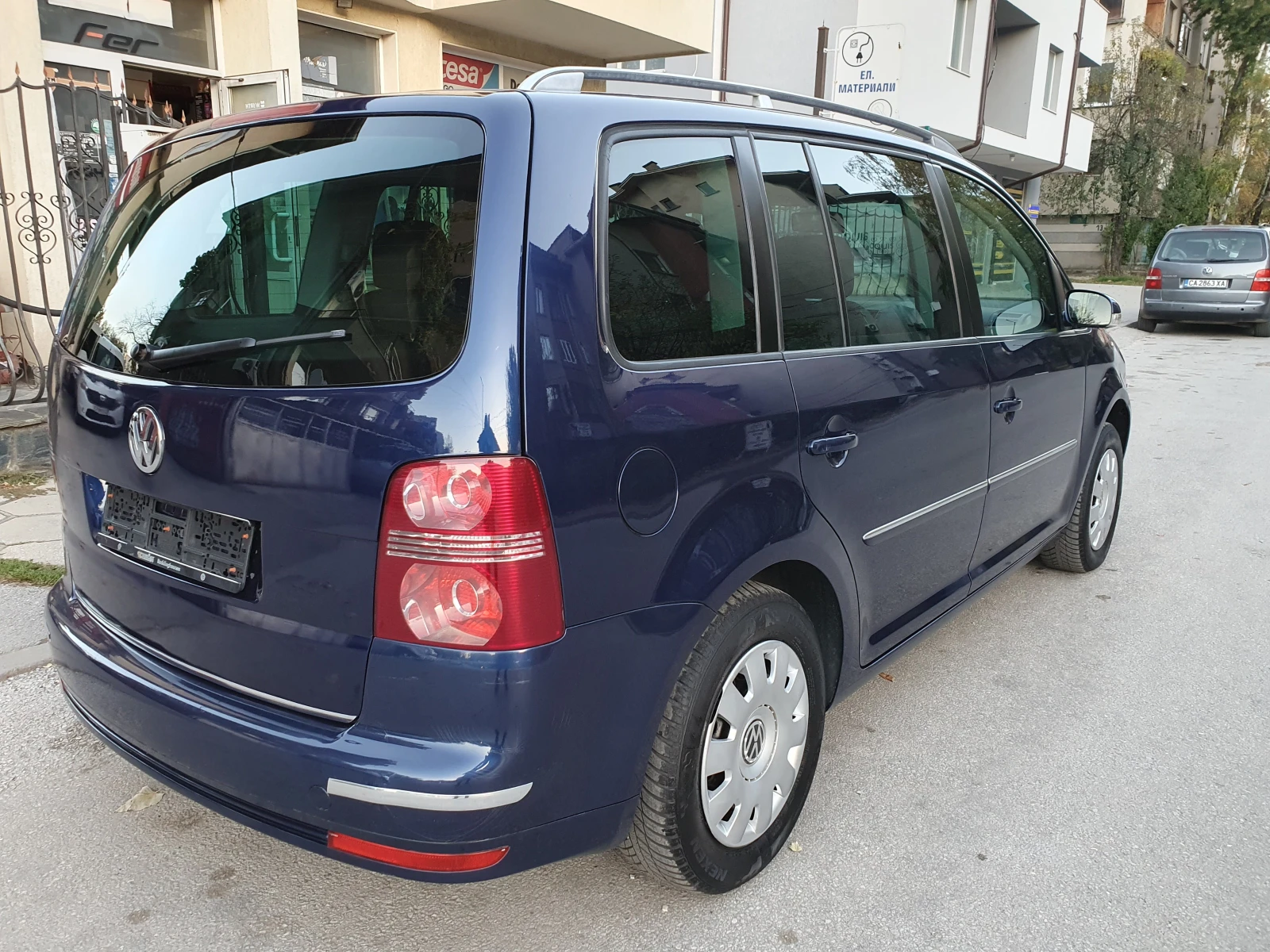 VW Touran 1.6FSI-116K.S., снимка 3 - Автомобили и джипове - 54154049