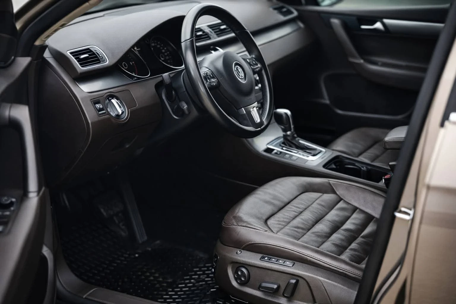 VW Passat 2.0 TDI DSG 4Motion, снимка 8 - Автомобили и джипове - 54361561