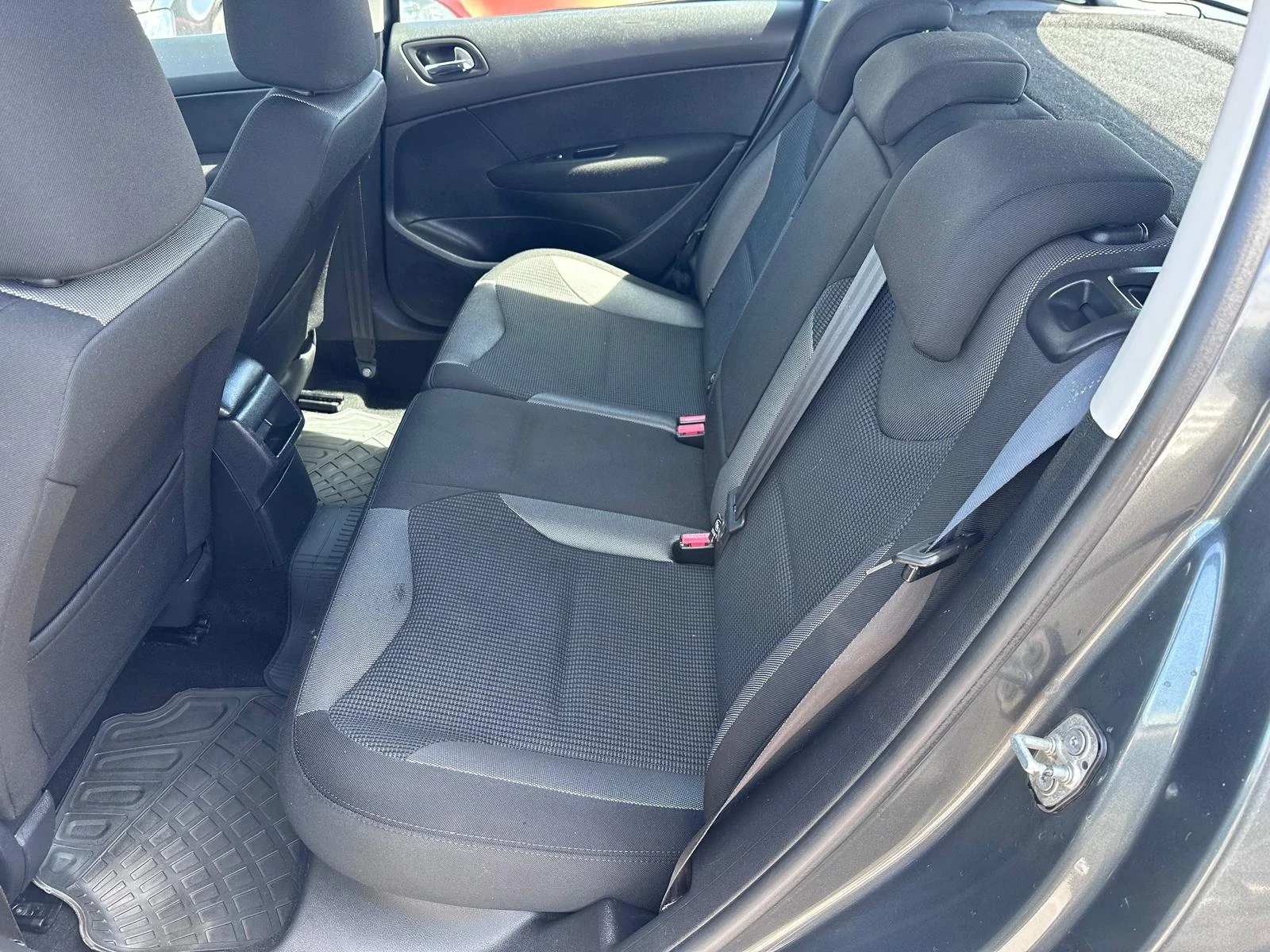 Peugeot 308 1.6 HDI Фейслифт !, снимка 10 - Автомобили и джипове - 54490974
