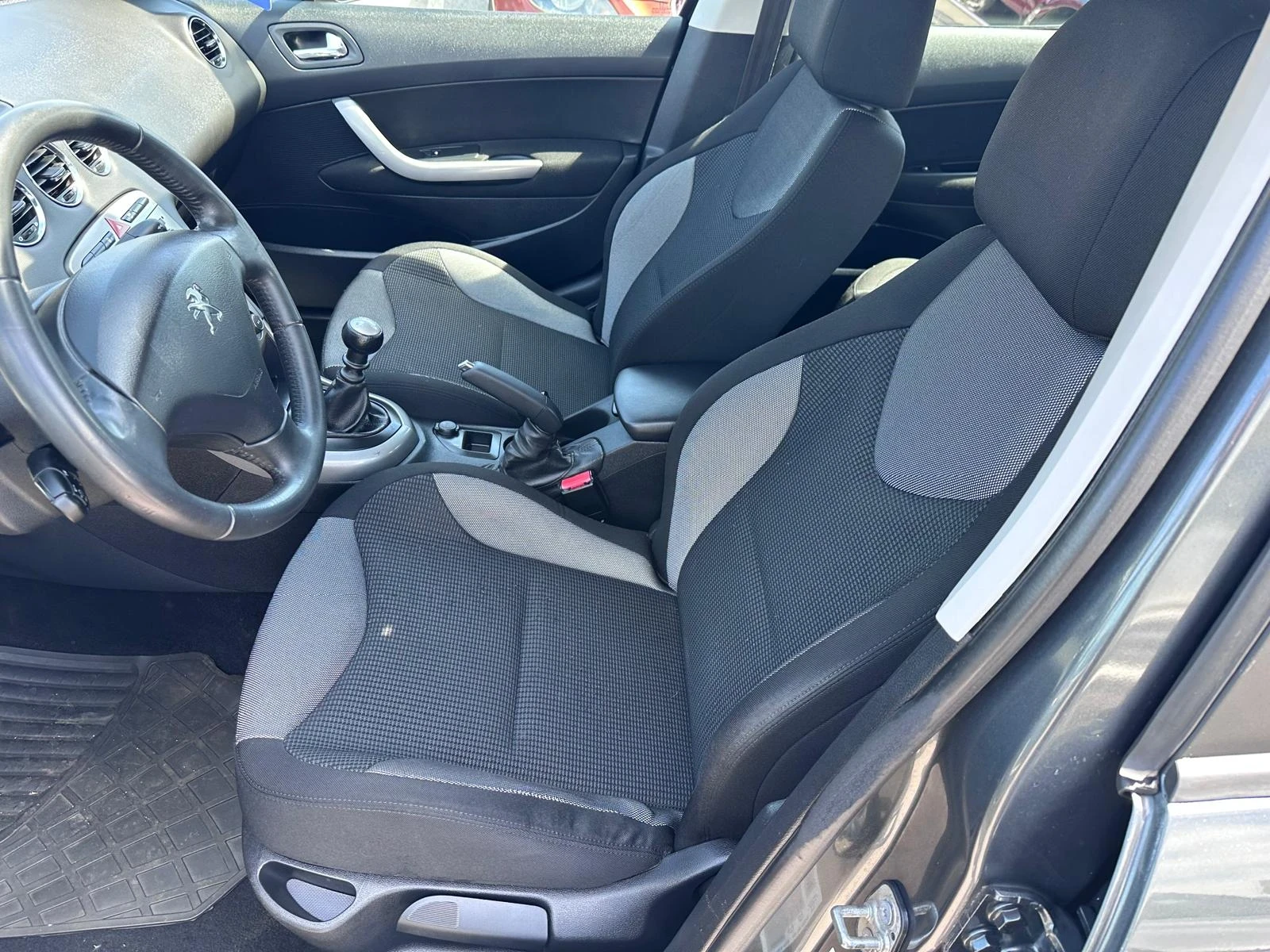 Peugeot 308 1.6 HDI Фейслифт !, снимка 11 - Автомобили и джипове - 54490974