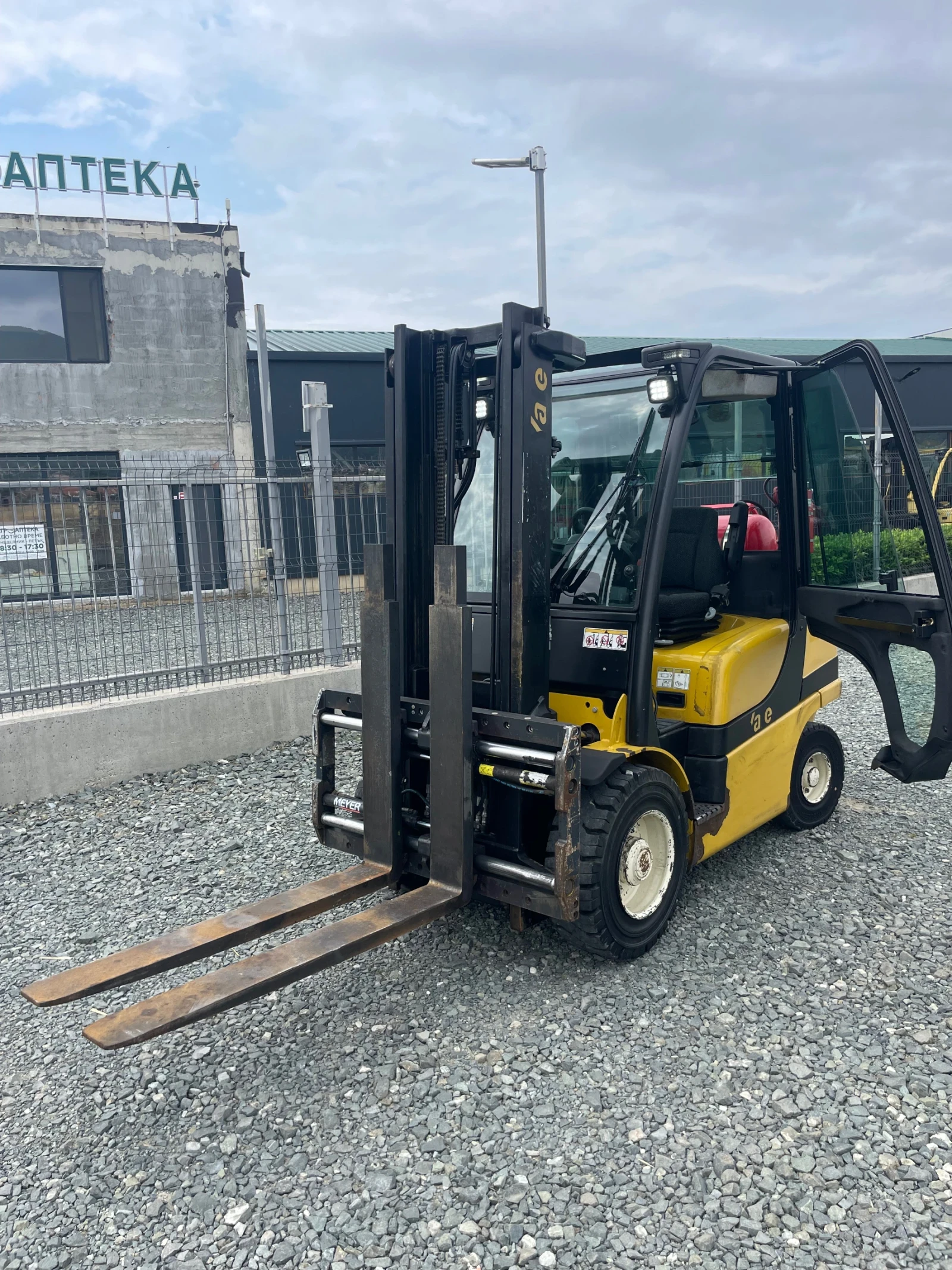  Yale | Mobile.bg   1