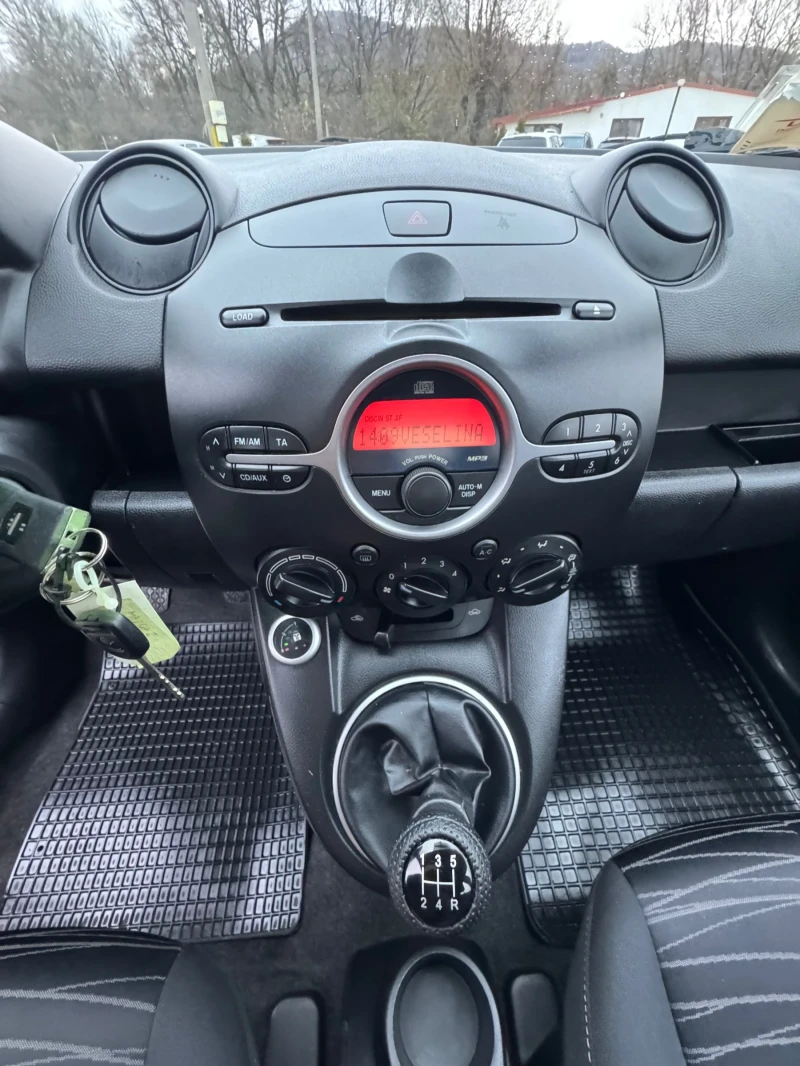Mazda 2 1.3 Италия Газов инжекцион, снимка 9 - Автомобили и джипове - 52596186