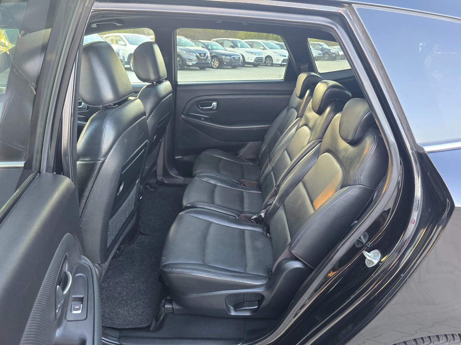 Kia Carens 1.7CRDI, 7-места, Кожа, Камера, Нави!, снимка 8 - Автомобили и джипове - 54227158