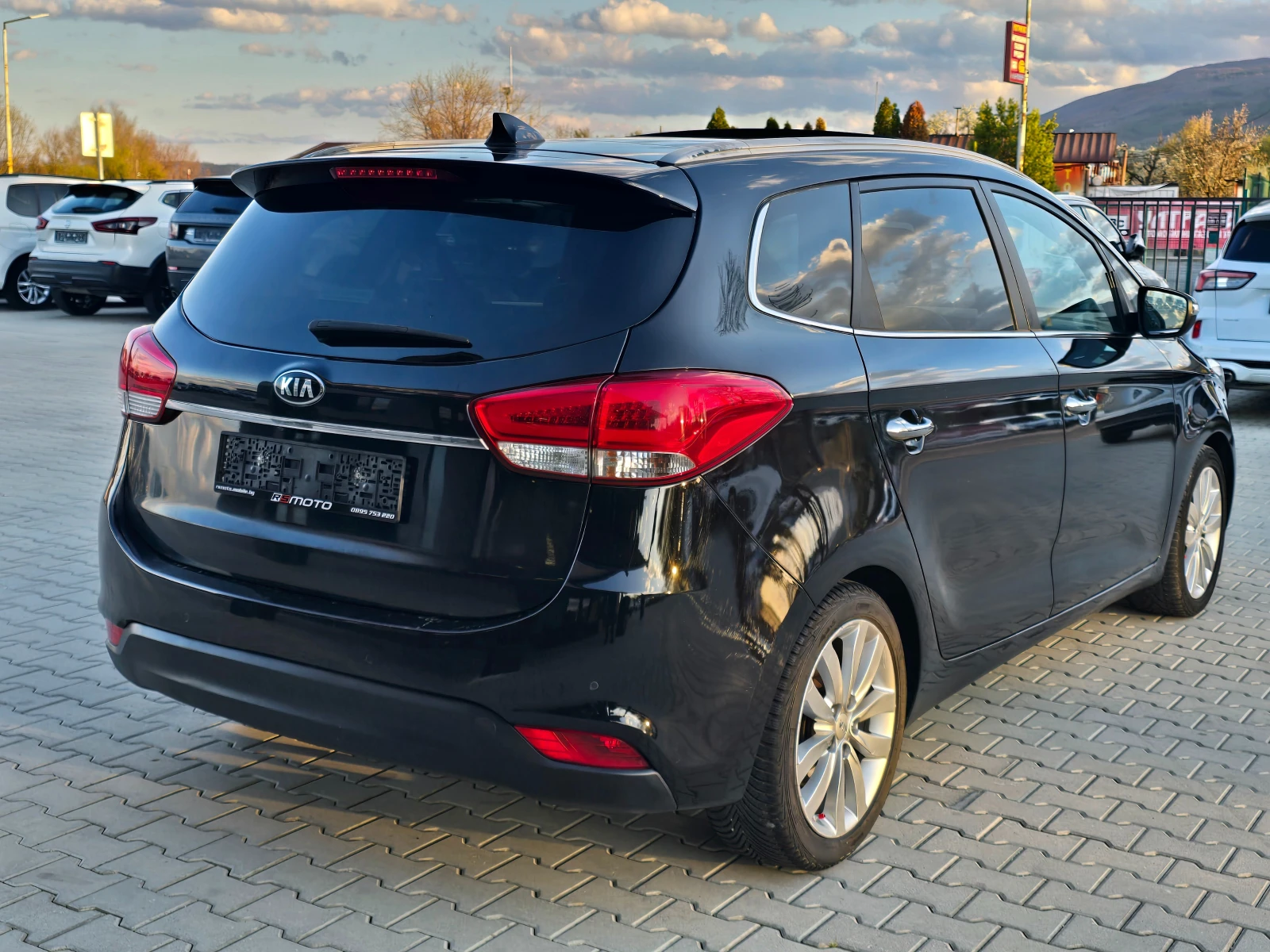 Kia Carens 1.7CRDI, 7-места, Кожа, Камера, Нави!, снимка 3 - Автомобили и джипове - 54227158