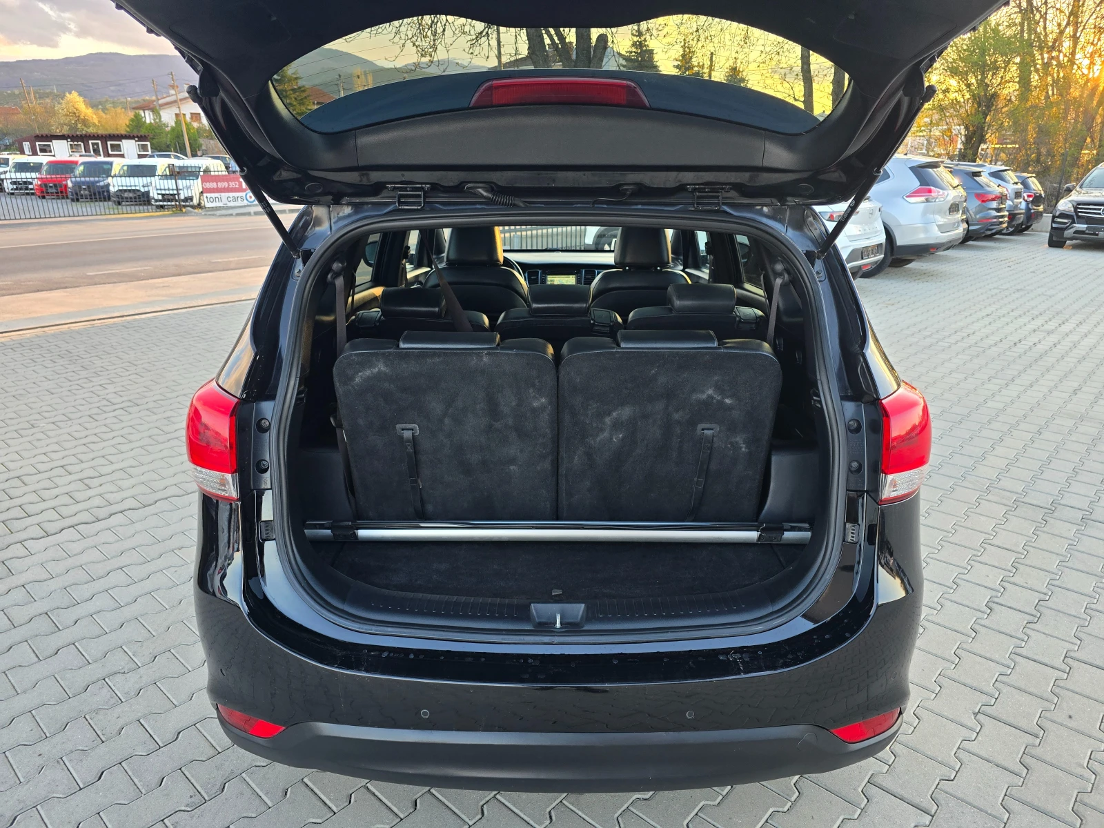 Kia Carens 1.7CRDI, 7-места, Кожа, Камера, Нави!, снимка 12 - Автомобили и джипове - 54227158