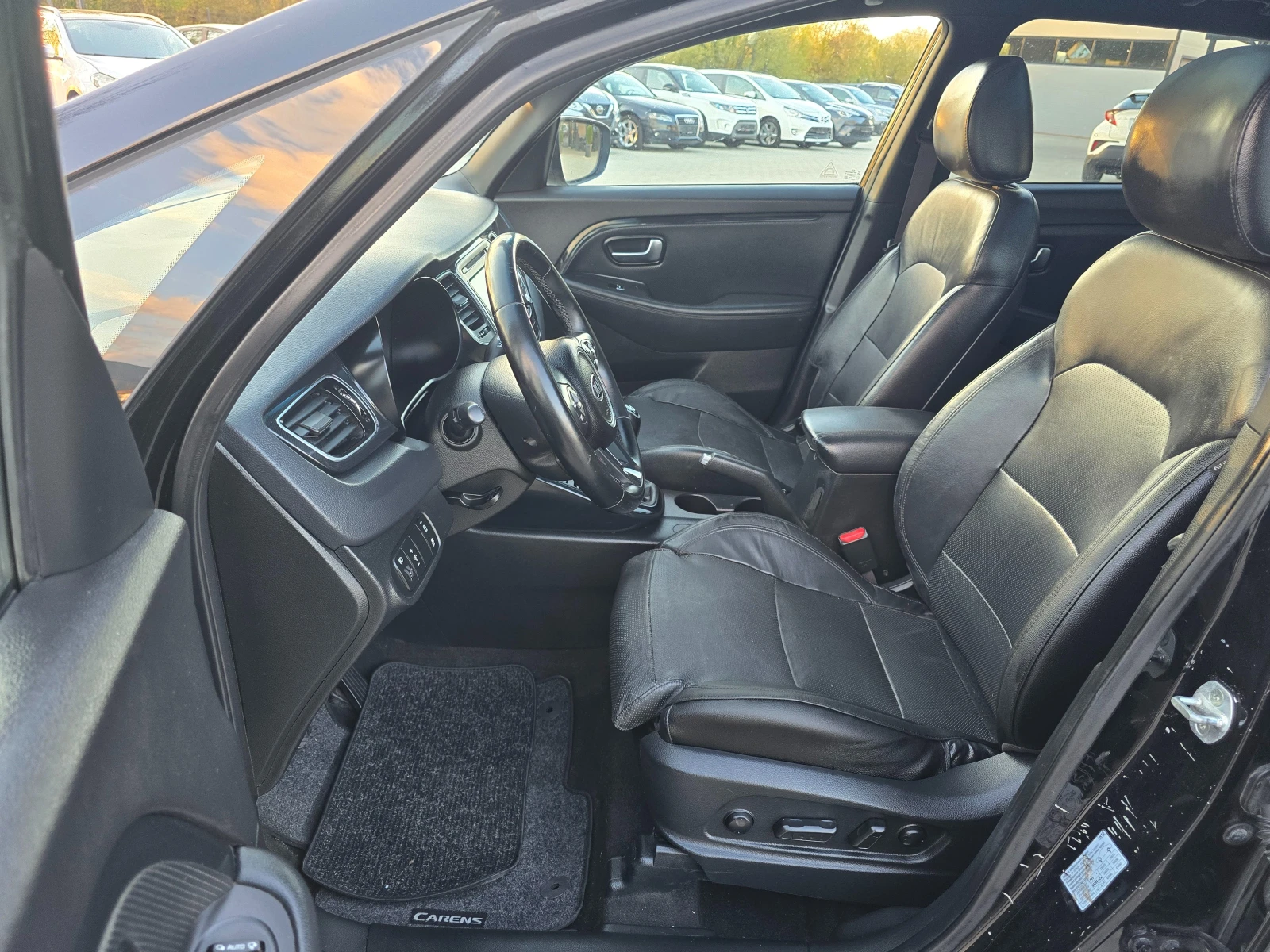 Kia Carens 1.7CRDI, 7-места, Кожа, Камера, Нави!, снимка 7 - Автомобили и джипове - 54227158