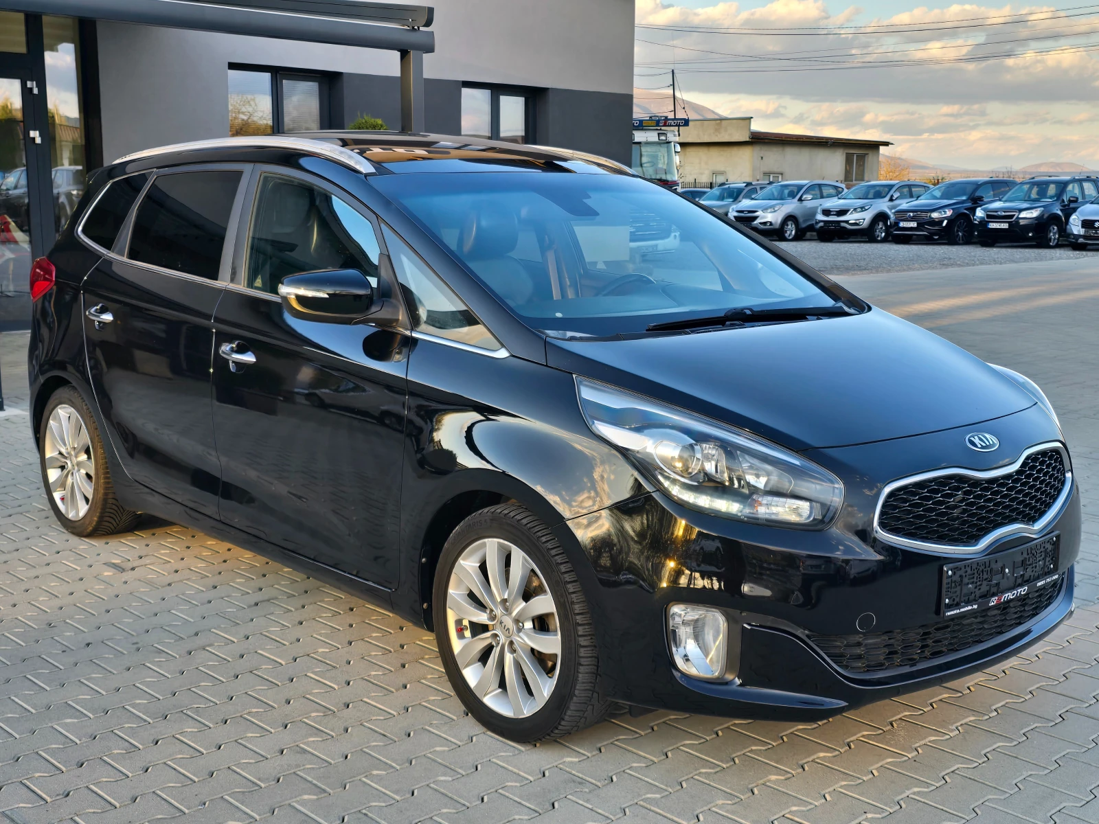 Kia Carens 1.7CRDI, 7-места, Кожа, Камера, Нави!, снимка 2 - Автомобили и джипове - 54227158