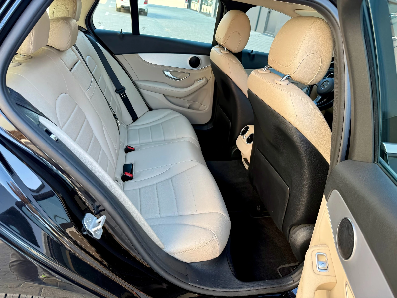 Mercedes-Benz C 250 CDI 4MATIC AMG Distronic Plus, снимка 11 - Автомобили и джипове - 56318751