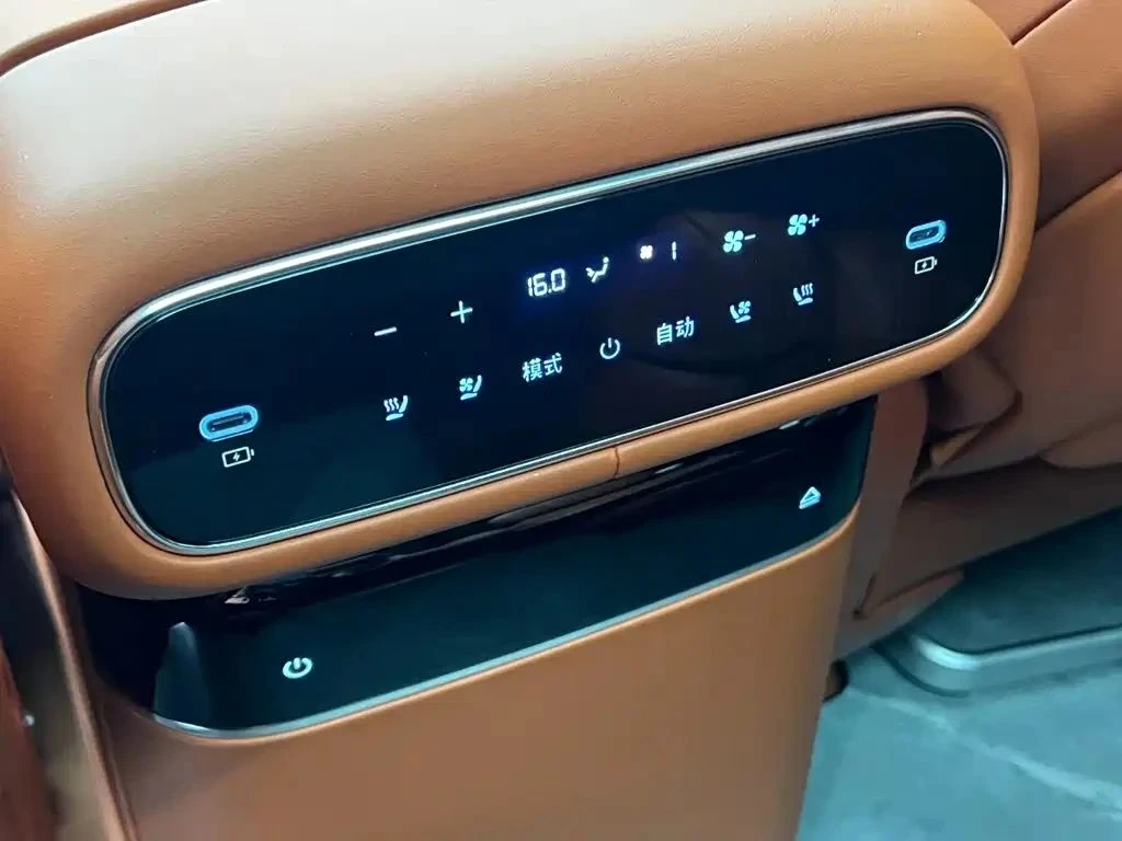 Geely Galaxy M9 210km 4WD, снимка 17 - Автомобили и джипове - 56716626