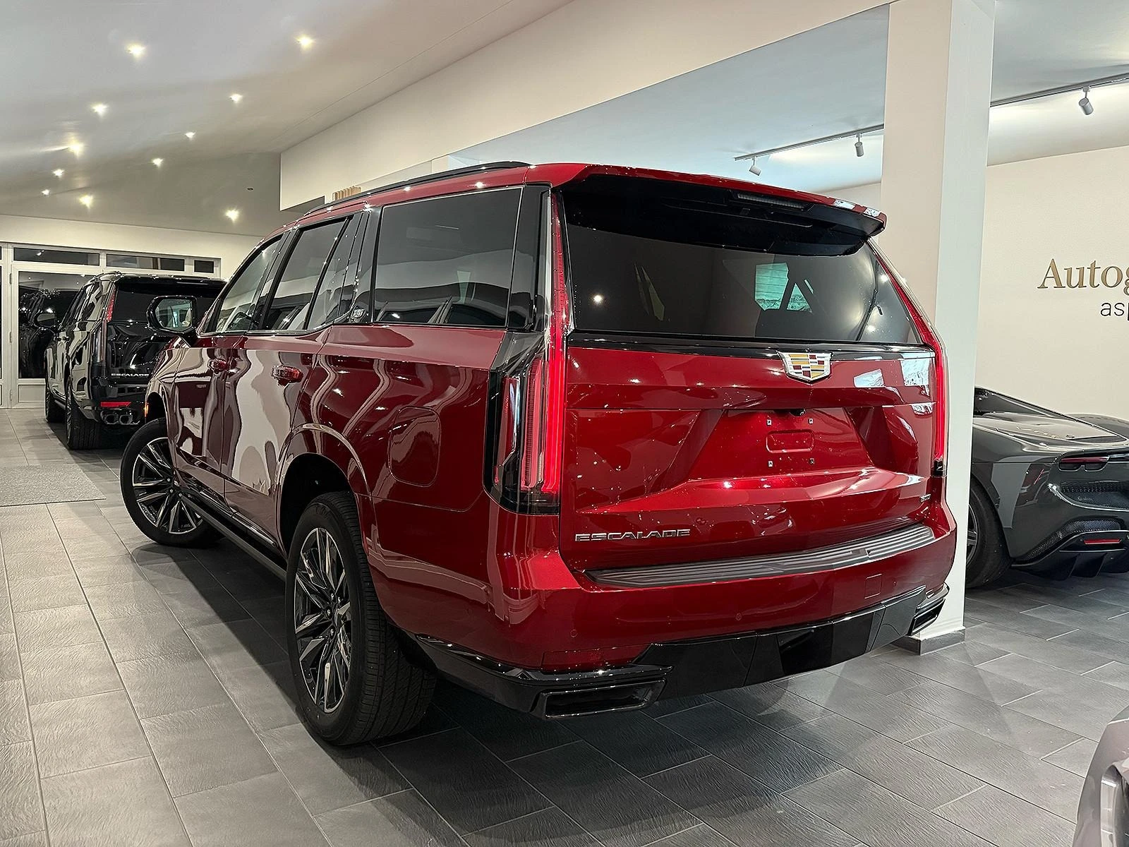 Cadillac Escalade 6.2 V8/SPORT PLATINUM/AKG/HEAD UP/PANO/7-МЕСТЕН/ - изображение 5