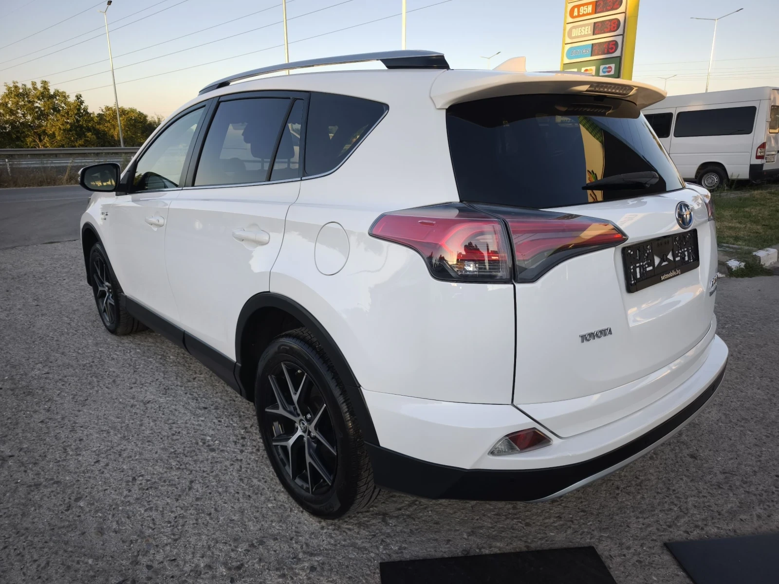 Toyota Rav4 2.5 HYBRID LUXURY FULL SERVICE IN TOYOTA  - изображение 4