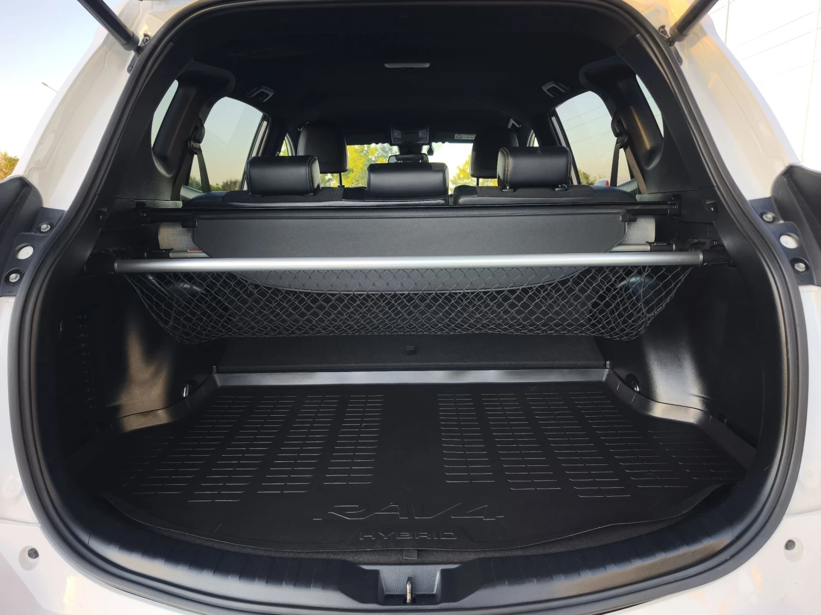 Toyota Rav4 2.5 HYBRID LUXURY FULL SERVICE IN TOYOTA  - изображение 10