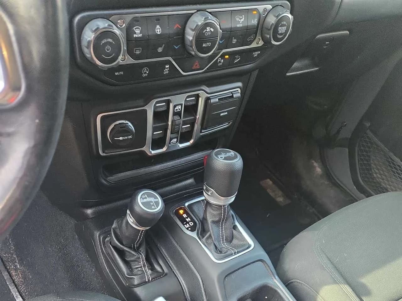 Jeep Wrangler * Sahara * ПОДГРЕВ * ОТ ПРЕДСТАВИТЕЛСТВО, снимка 11 - Автомобили и джипове - 54992033