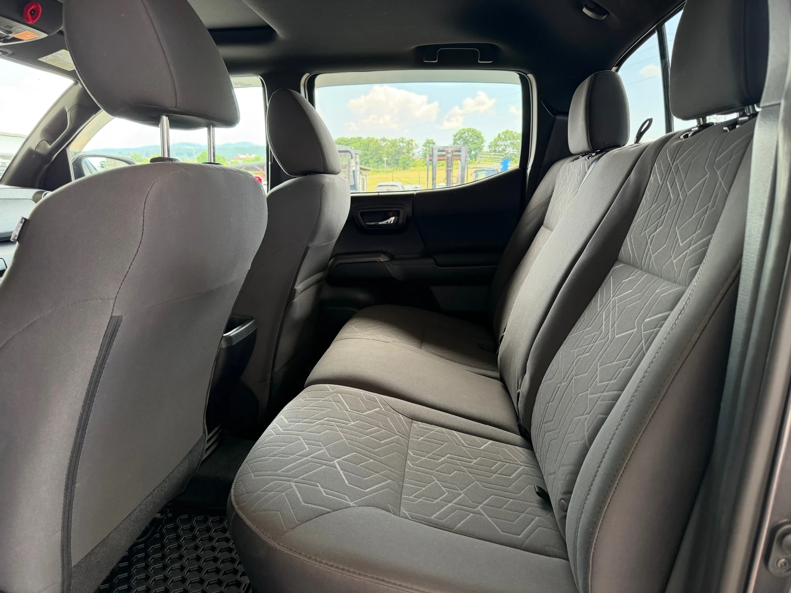 Toyota Tacoma Наличен КАТО НОВ, снимка 12 - Автомобили и джипове - 55053138