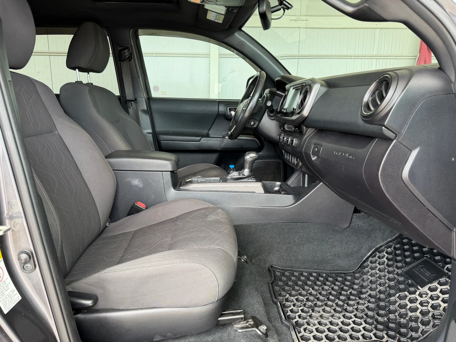 Toyota Tacoma Наличен КАТО НОВ, снимка 9 - Автомобили и джипове - 55053138