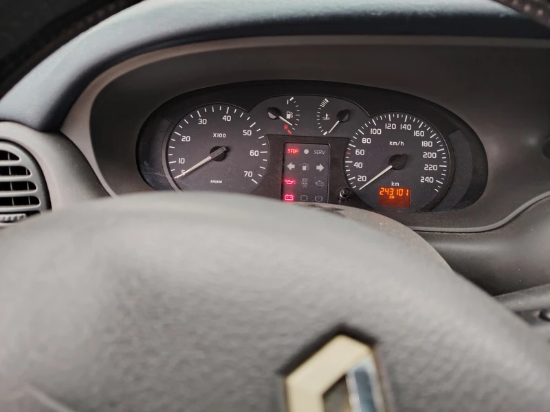 Renault Scenic 1.6, снимка 3 - Автомобили и джипове - 52592808