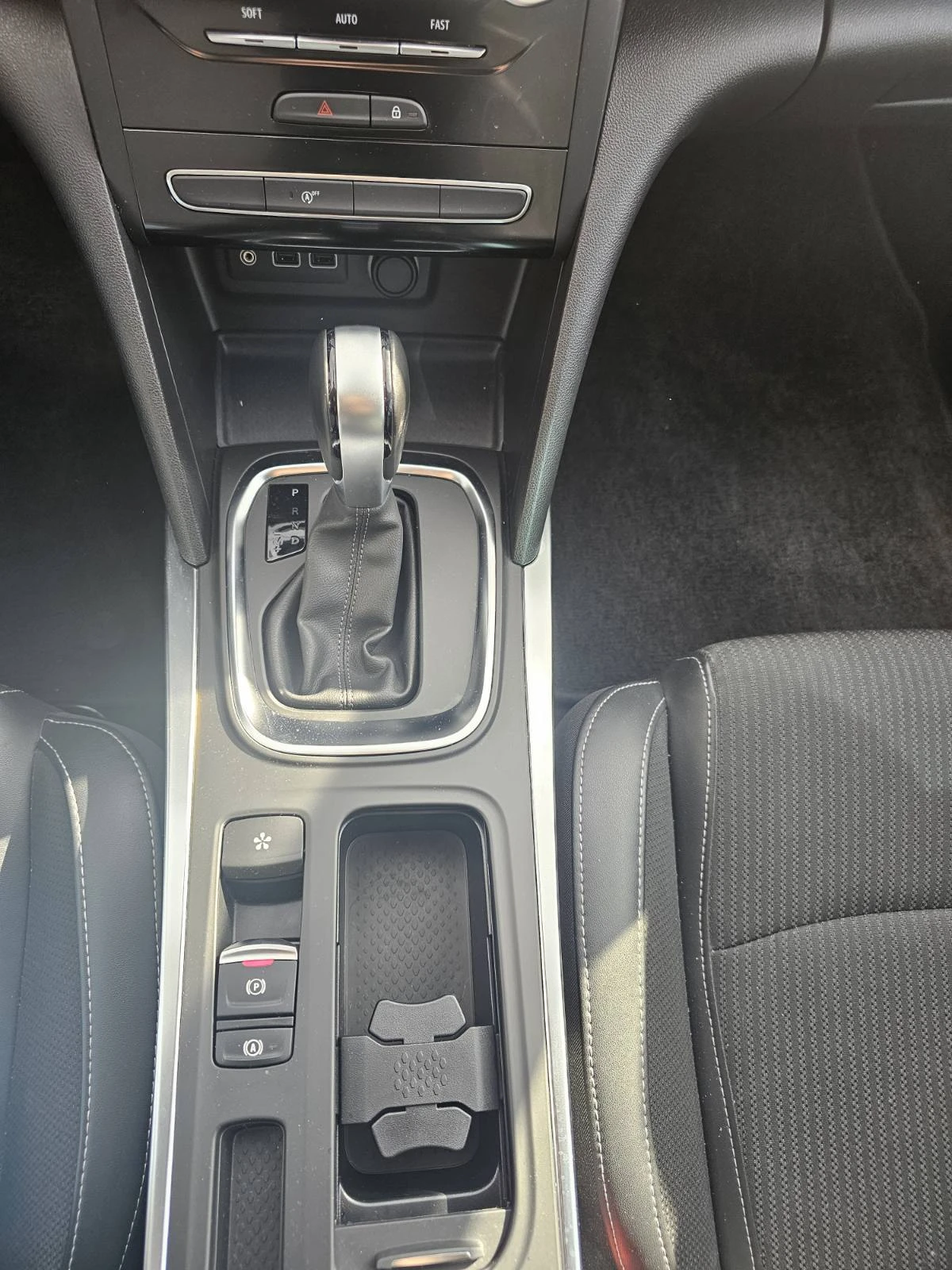 Renault Megane 1.3 TCe 140 EDC, снимка 10 - Автомобили и джипове - 53987498