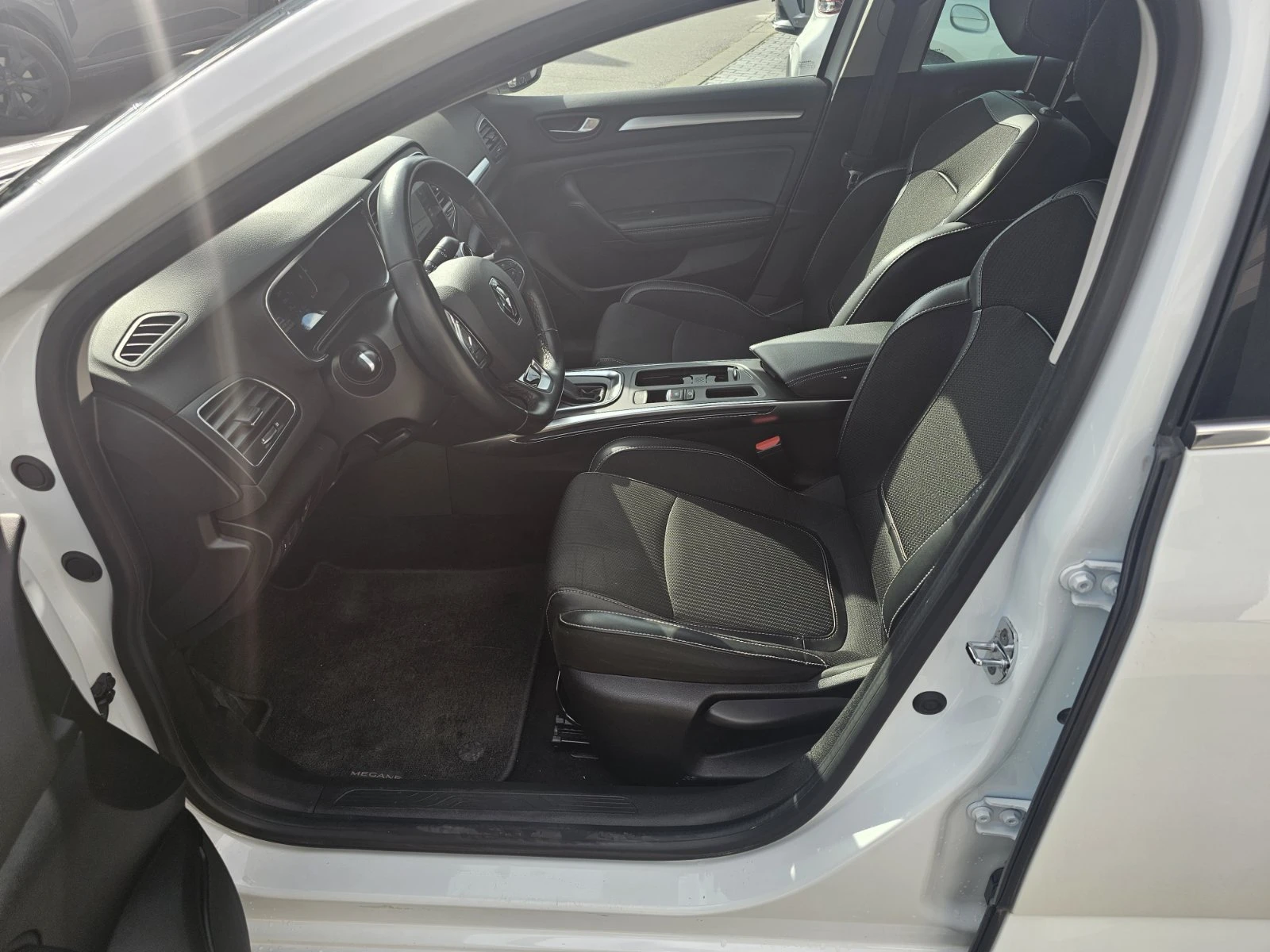 Renault Megane 1.3 TCe 140 EDC, снимка 14 - Автомобили и джипове - 53987498